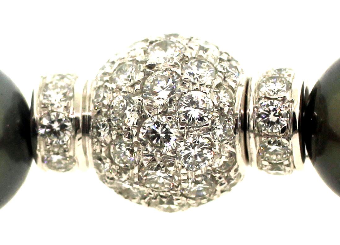Hakimoto Collier de perles noires des mers du Sud de Tahiti de 14 x 11 mm avec fermoir en diamants 18 carats Pour femmes en vente
