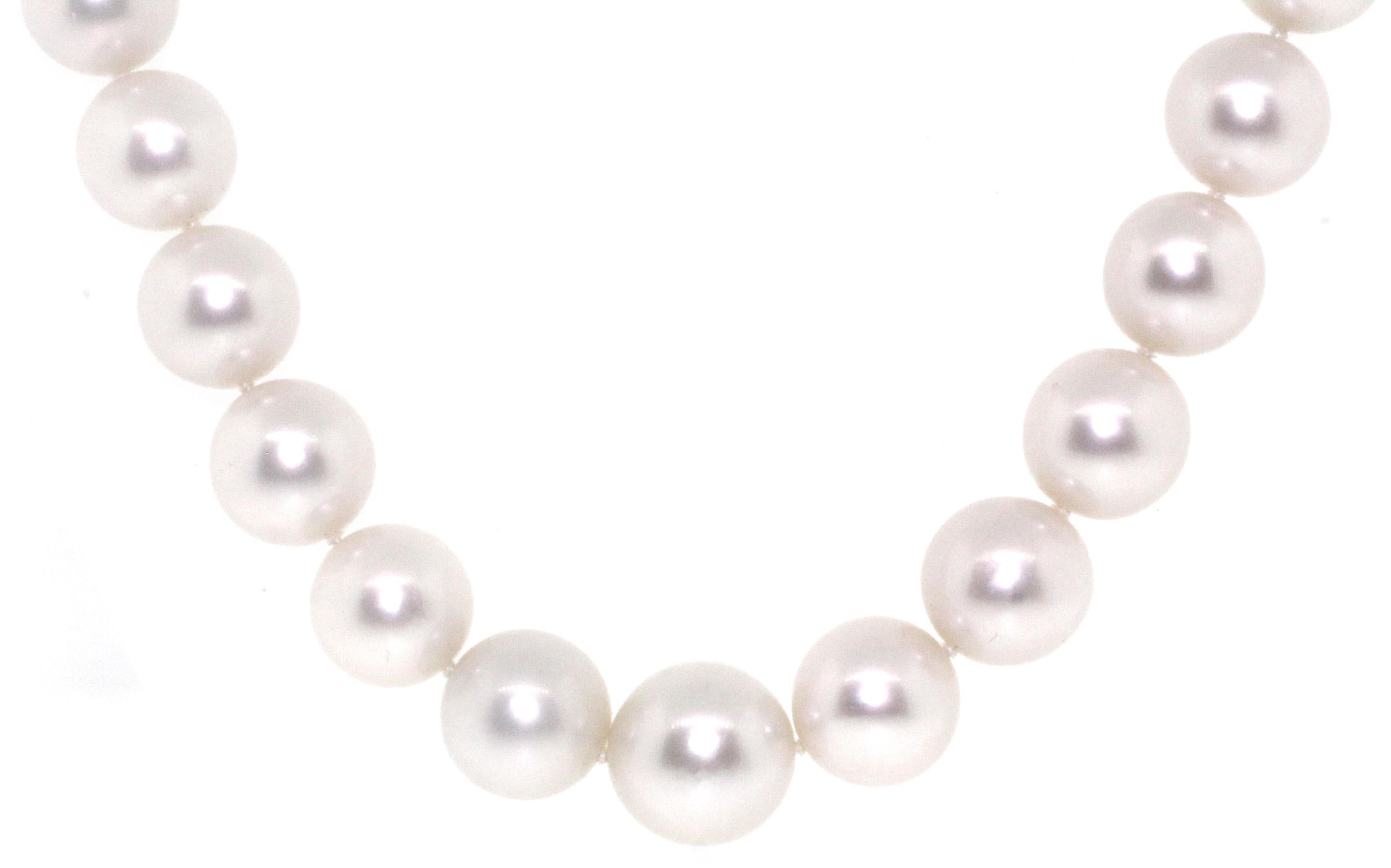 Bead Hakimoto 14x11 mm 33 White South Sea Pearl & 18K Full Ball Diamonds Clasp For Sale