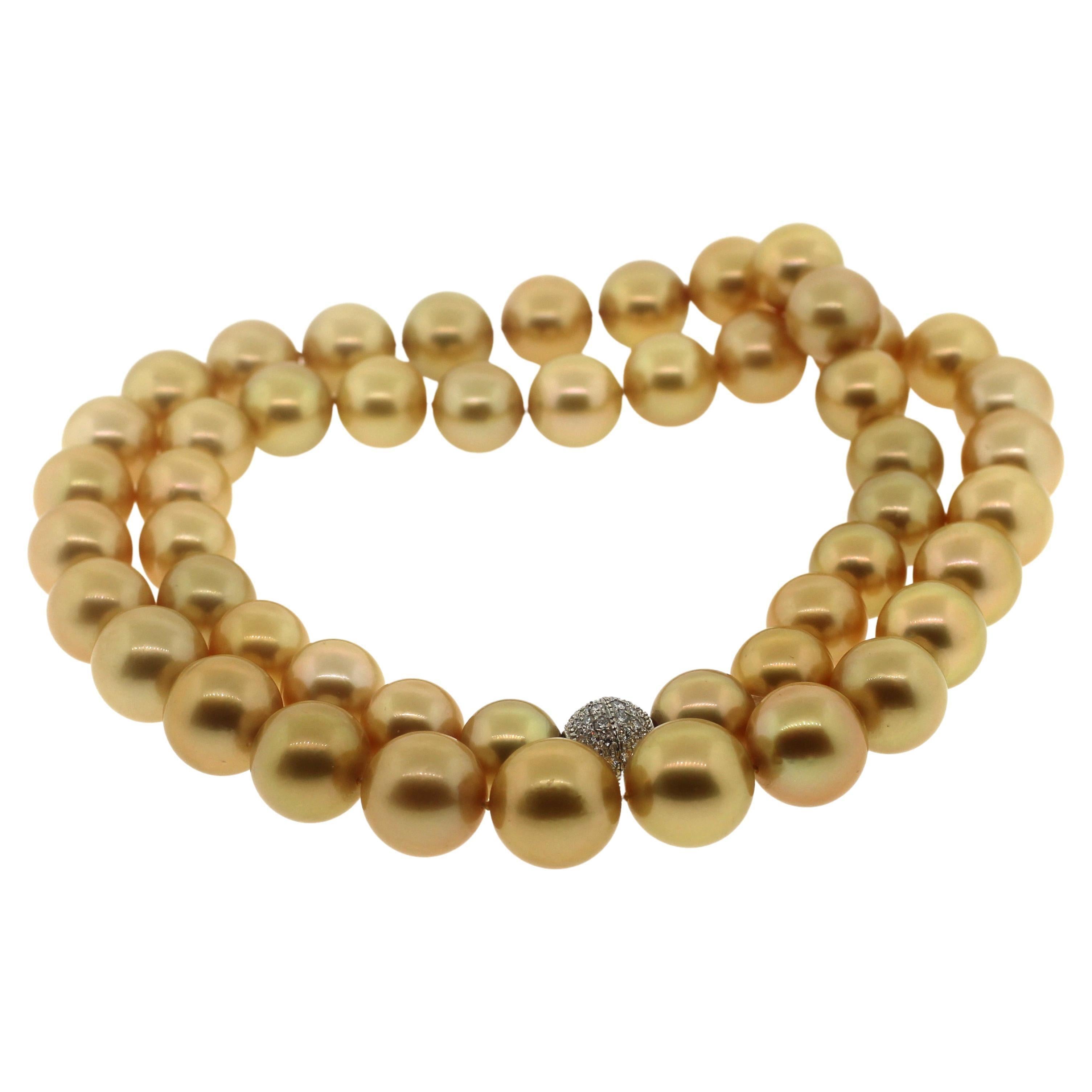 Perle Hakimoto Collier de perles des mers du Sud de 14 x 17 mm de couleur naturelle et dorée intense à 49 mm de profondeur en vente