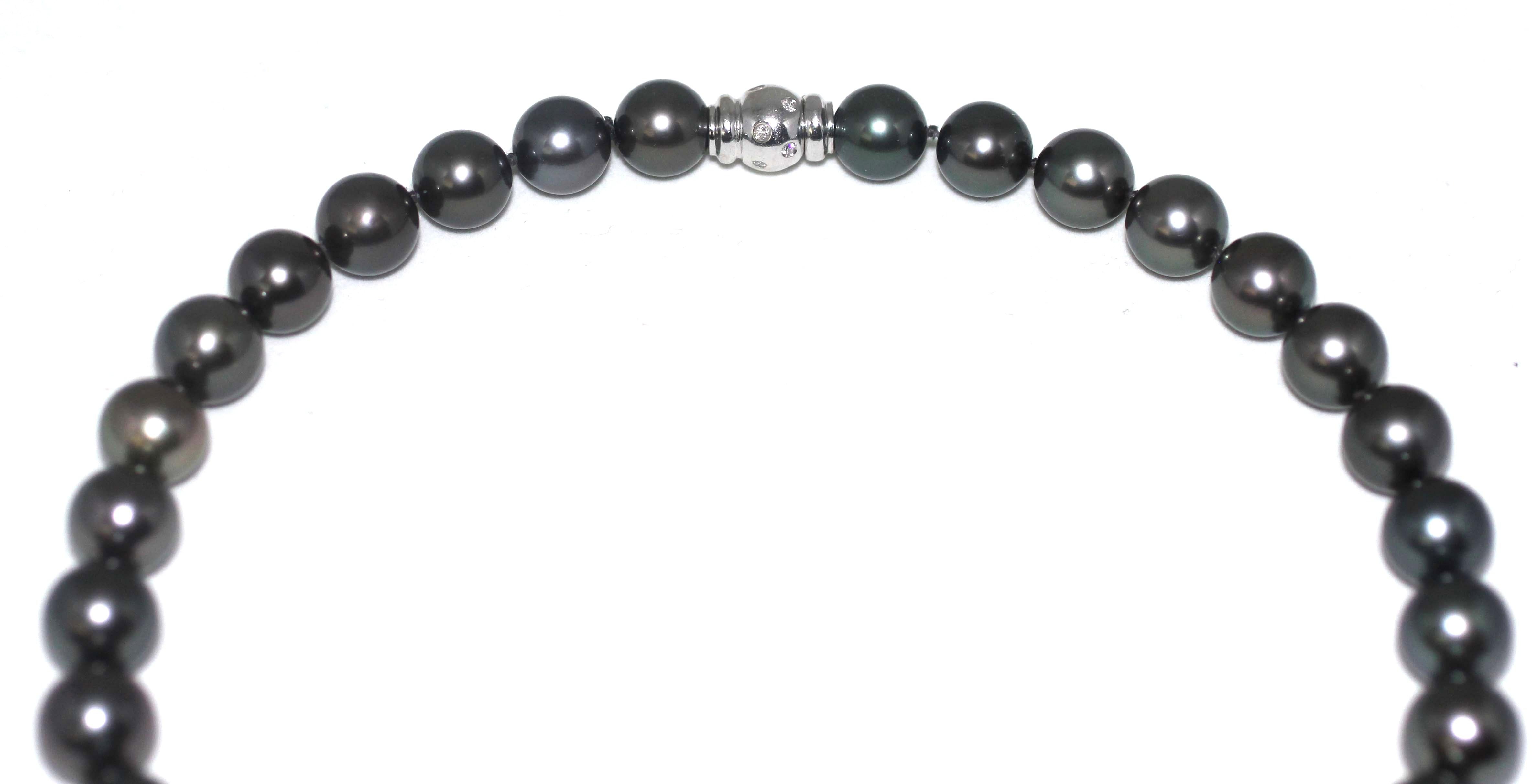 Hakimoto 12,7x11 mm Schwarze Tahiti-Südseeperlen-Halskette mit 18K Diamanten-Verschluss (Perle) im Angebot