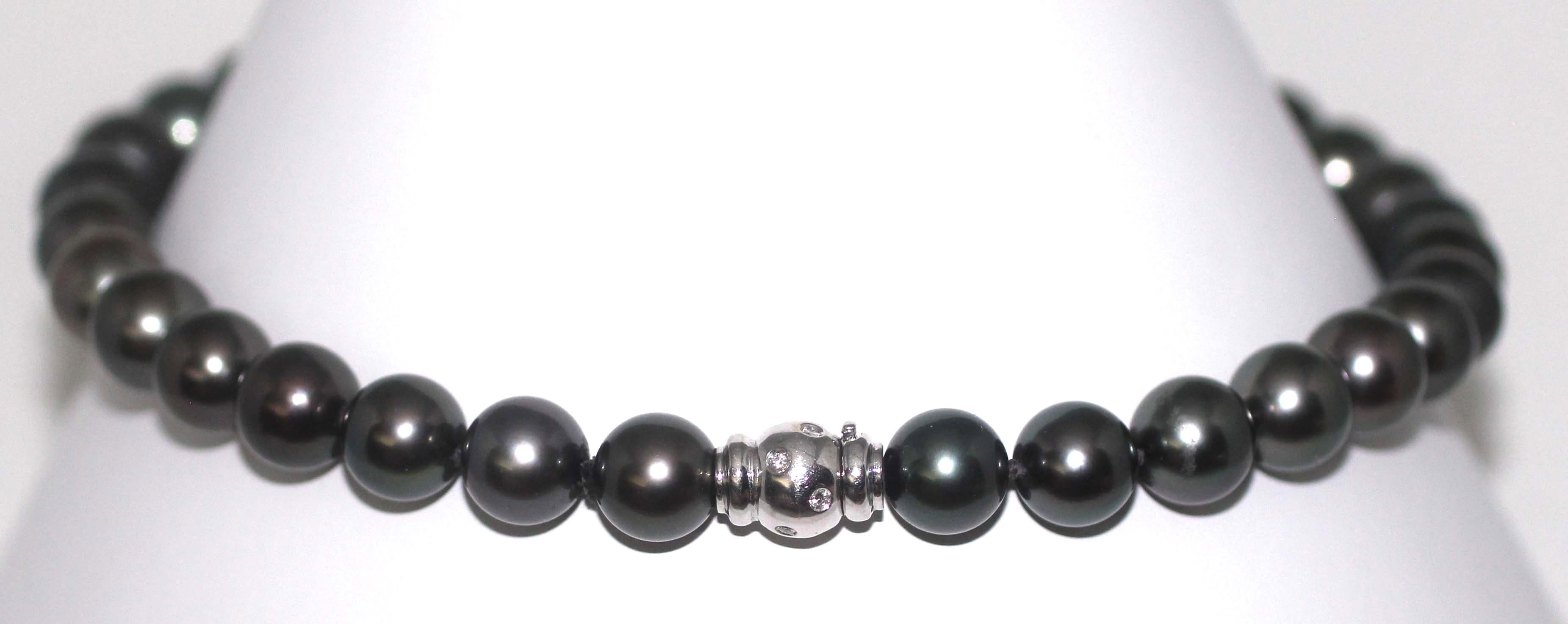 Hakimoto 12.7x11 mm Black Tahitian South Sea Pearl 18K Diamonds Clasp Necklace In New Condition For Sale In New York, NY