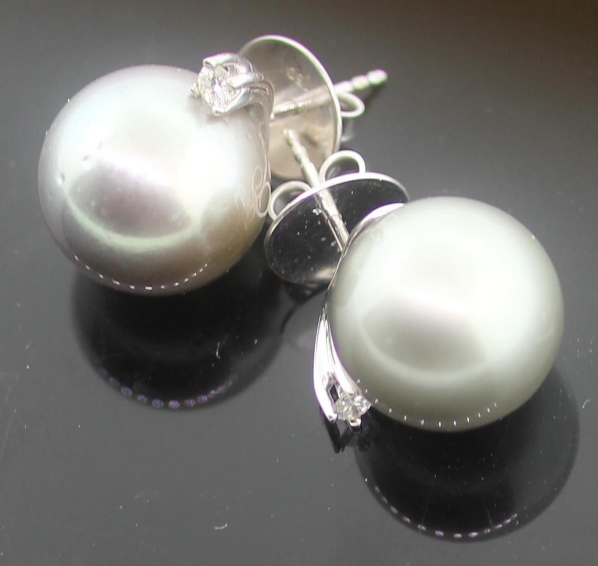 Hakimoto By Jewel Of Ocean 18K Gold 14.7 mm Tahitian Pearl Diamonds Earrings In New Condition For Sale In New York, NY