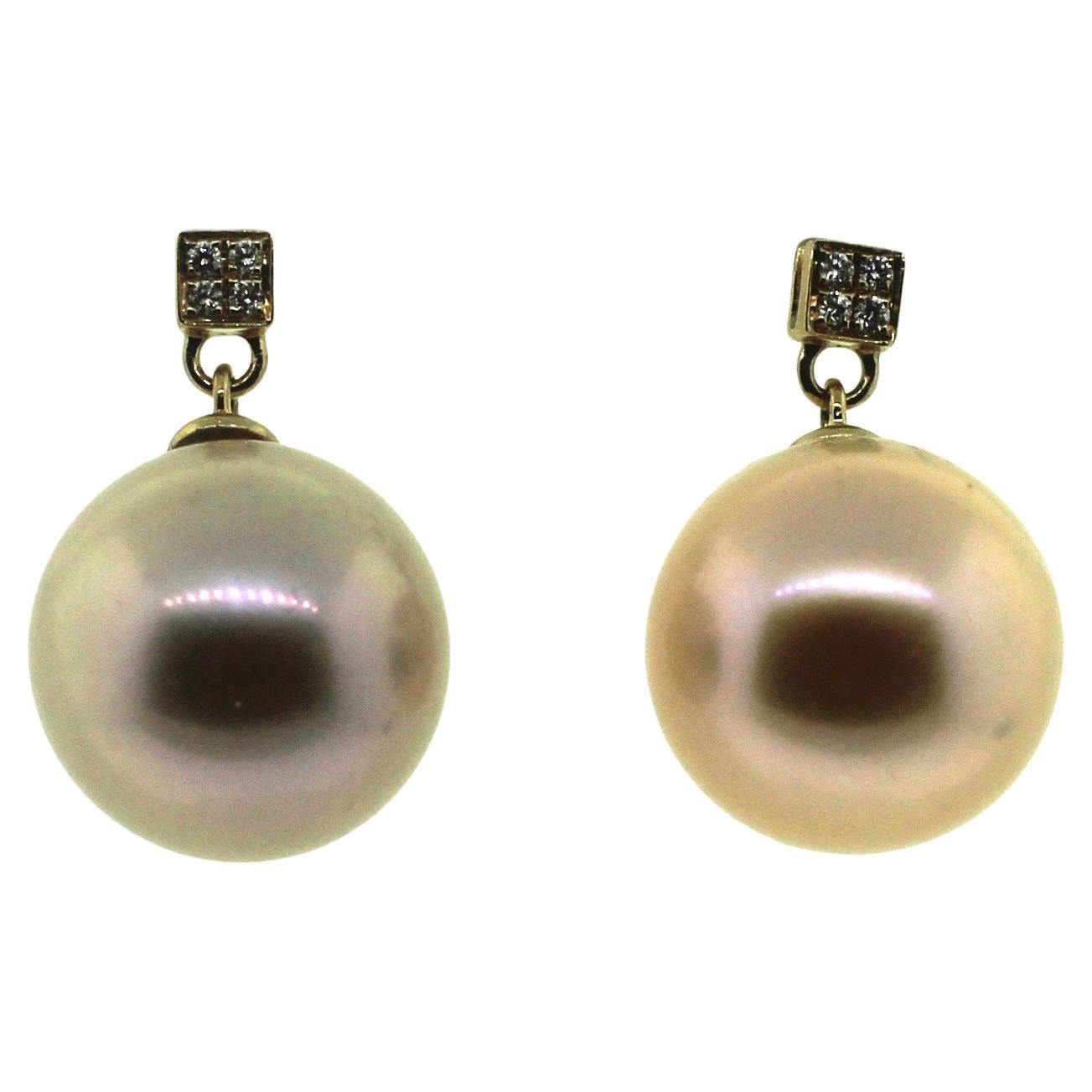 Hakimoto By Jewel Of Ocean
18K Yellow Gold With Diamonds
Total item weight 6.0 grams
12 mm Cultured Pearls
18K Yellow Gold High Polish
Orient: Very Good
Luster: Very Good
Nacre: Very Good