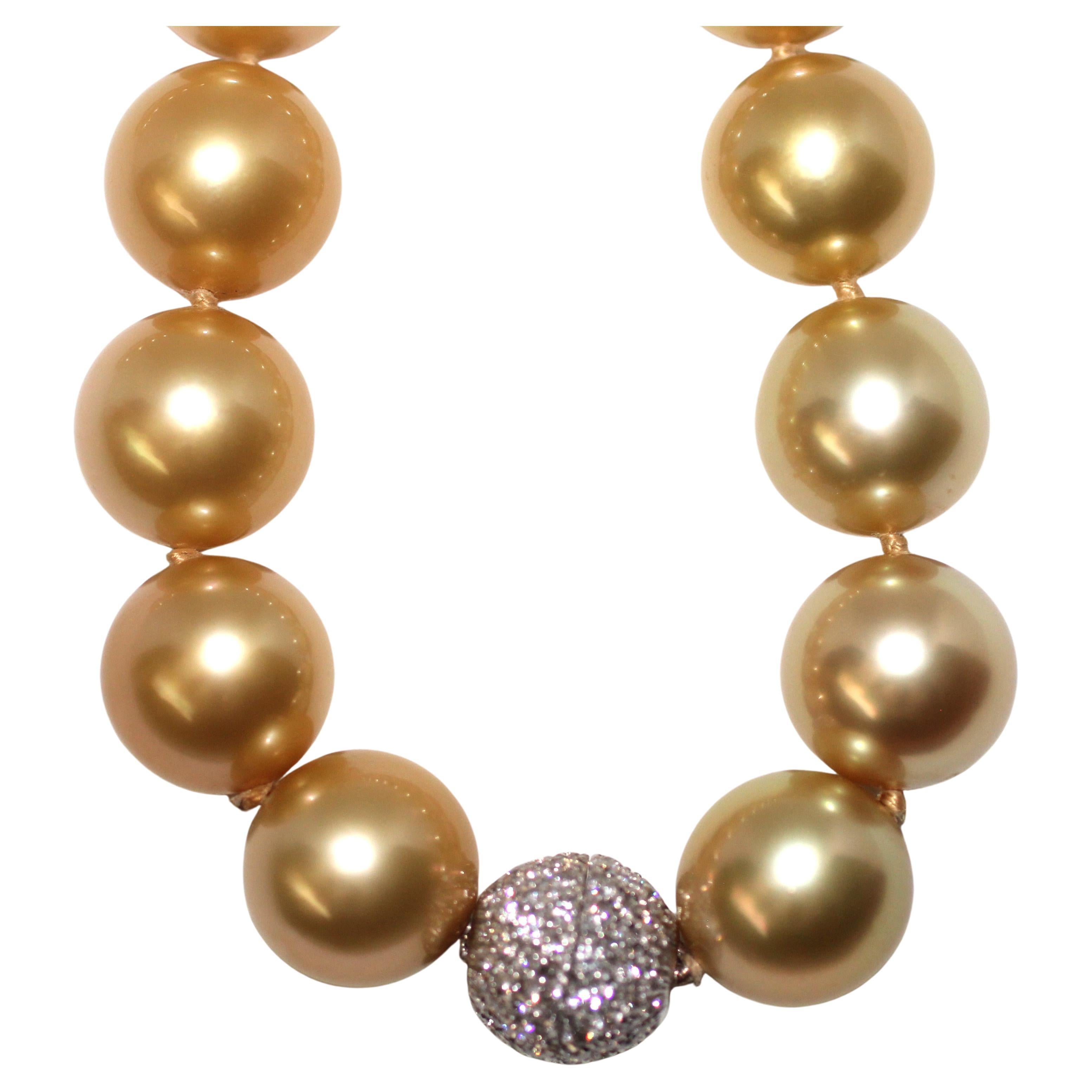Hakimoto - Fermoir en perles naturelles dorées des mers du Sud et diamants 18 carats, 13X15,5 mm
