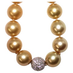 Hakimoto - Fermoir en perles naturelles dorées des mers du Sud et diamants 18 carats, 13X15,5 mm