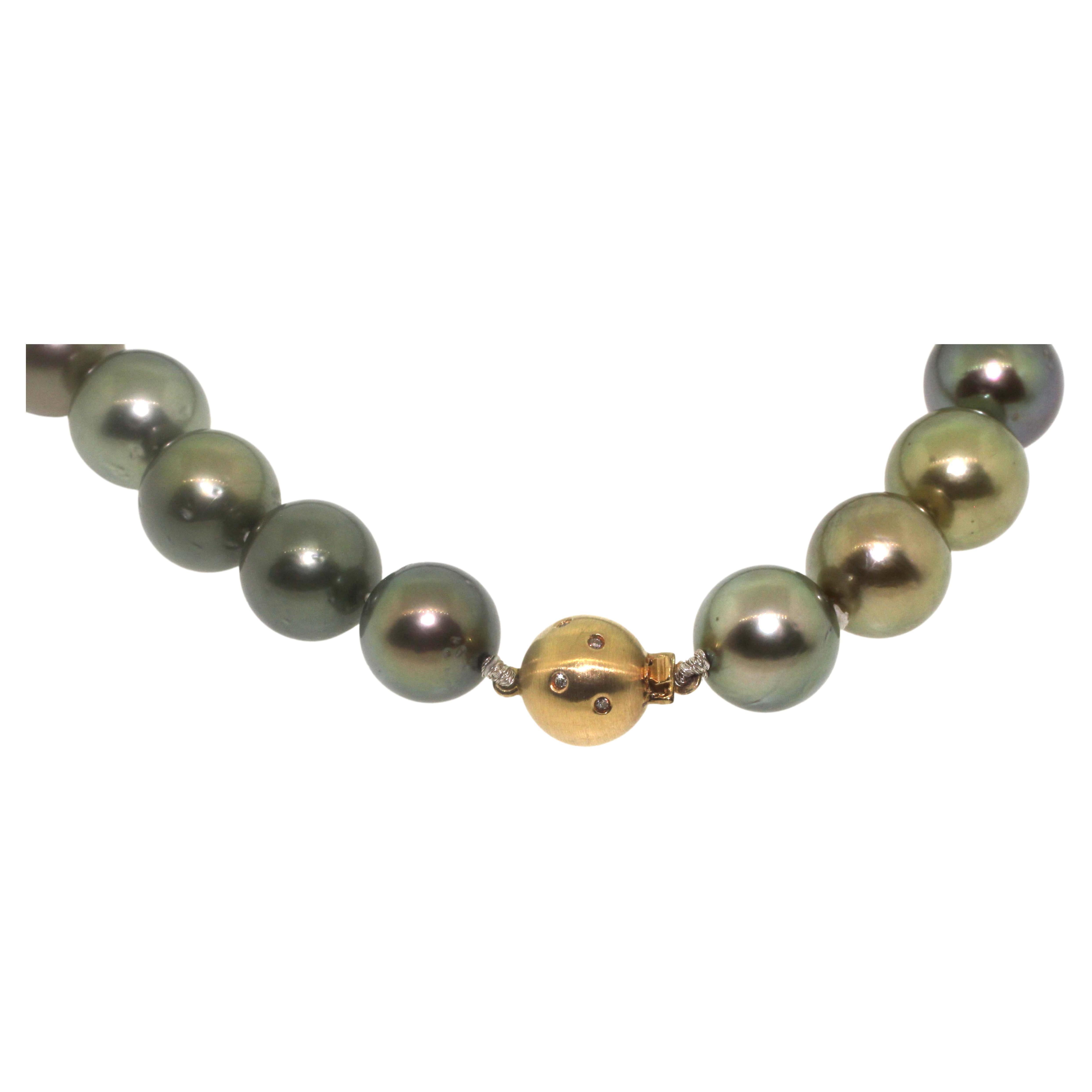 Hakimoto 13.7x11 mm Green Tahitian Pearl Necklace 18K Diamond Yellow Gold Clasp In New Condition For Sale In New York, NY