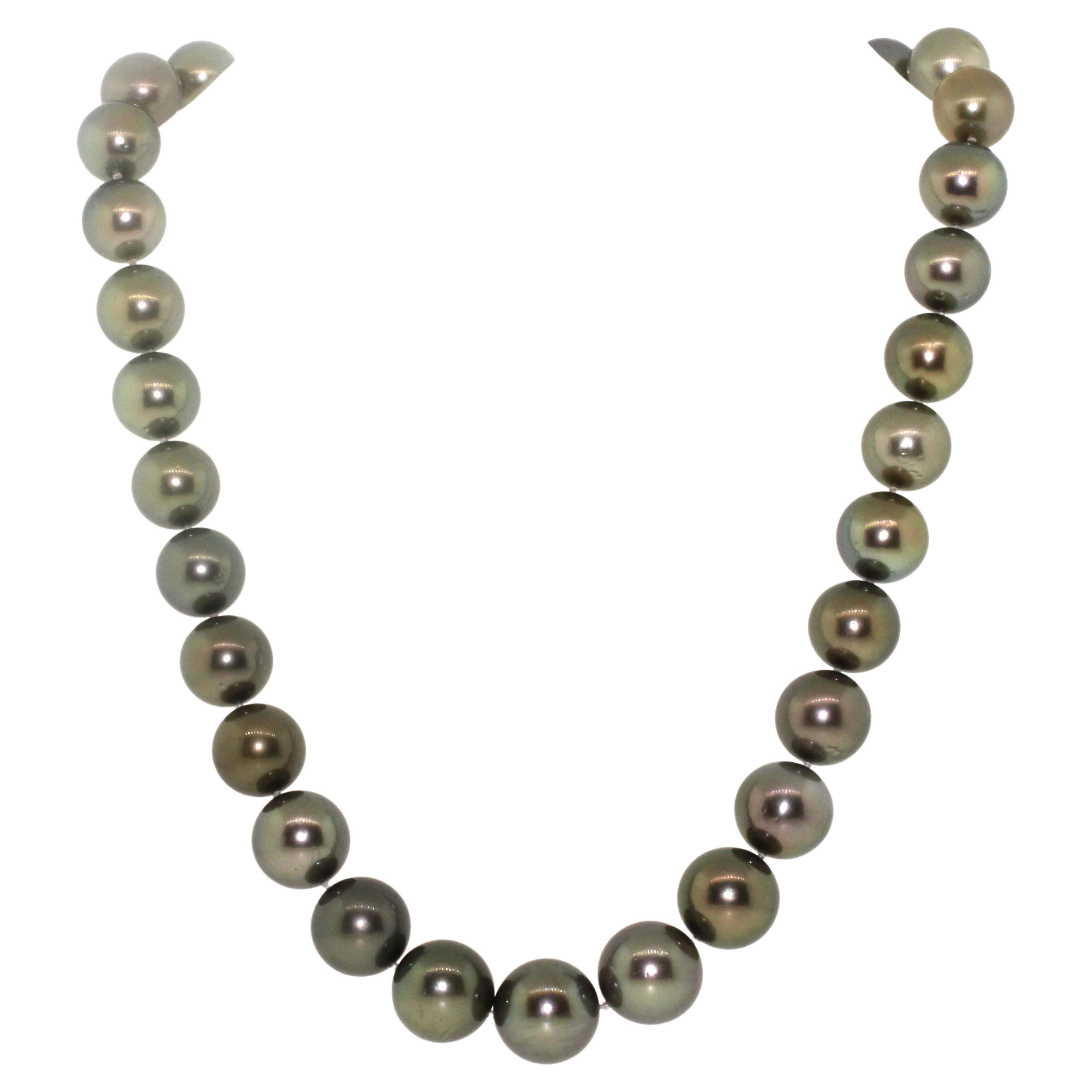 Bead Hakimoto 13.7x11 mm Green Tahitian Pearl Necklace 18K Diamond Yellow Gold Clasp For Sale
