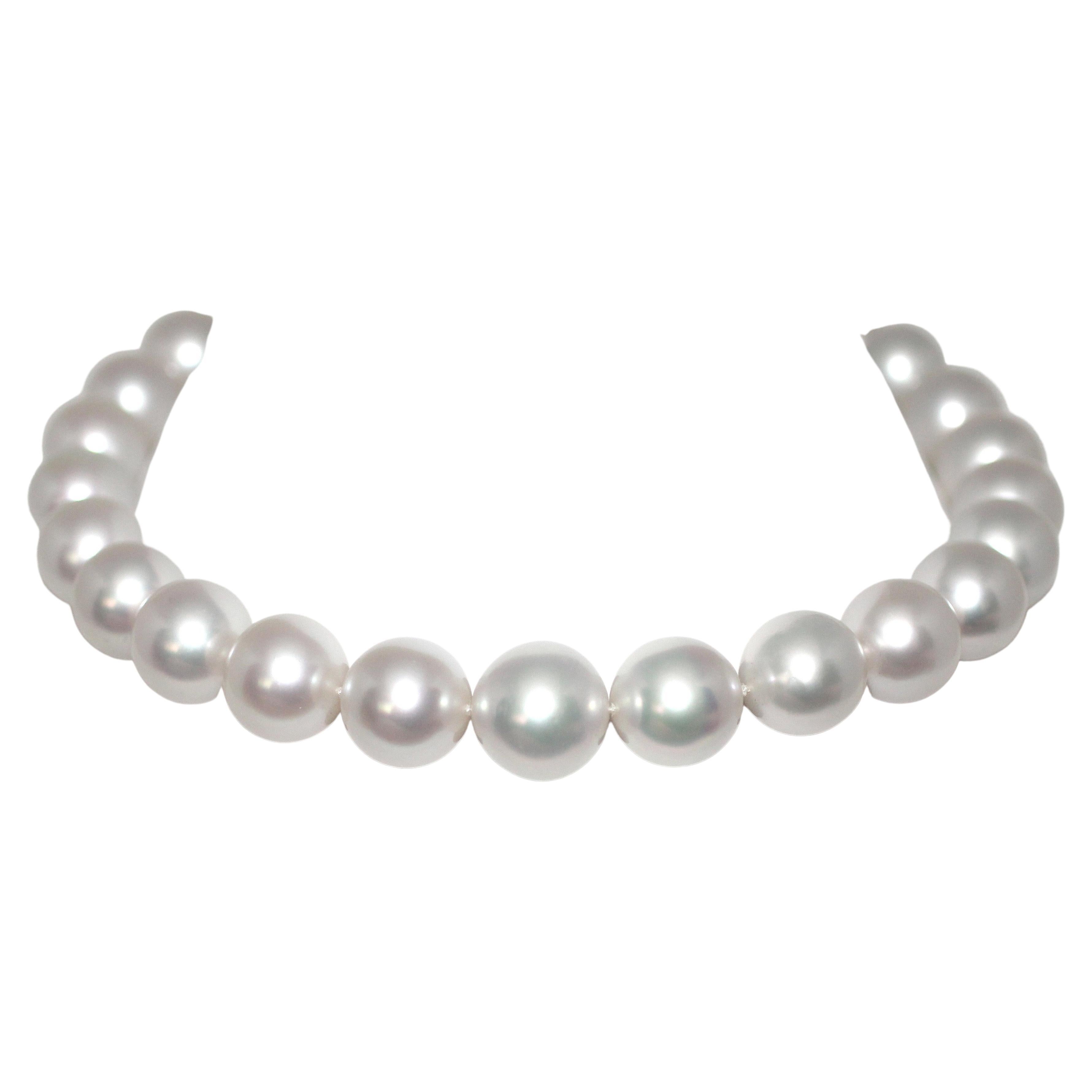 Hakimoto Important  Collier de perles des mers du Sud d'Australie de 15 x 17 mm