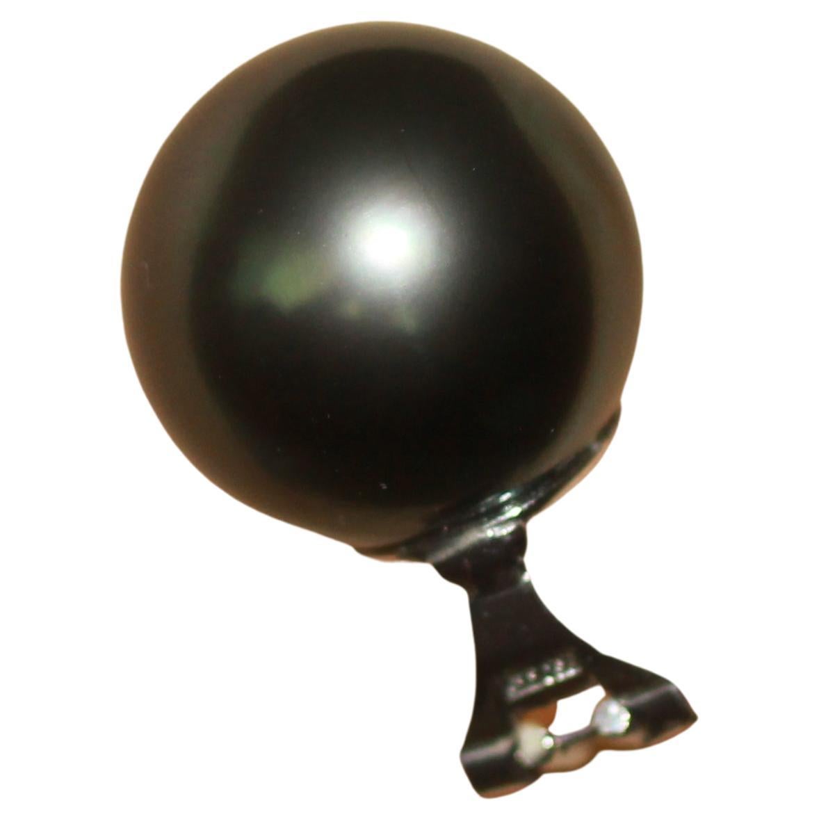 Hakimoto 15 mm Large Size Tahitian Black South Sea Pearl 18K White Gold Clip In New Condition For Sale In New York, NY