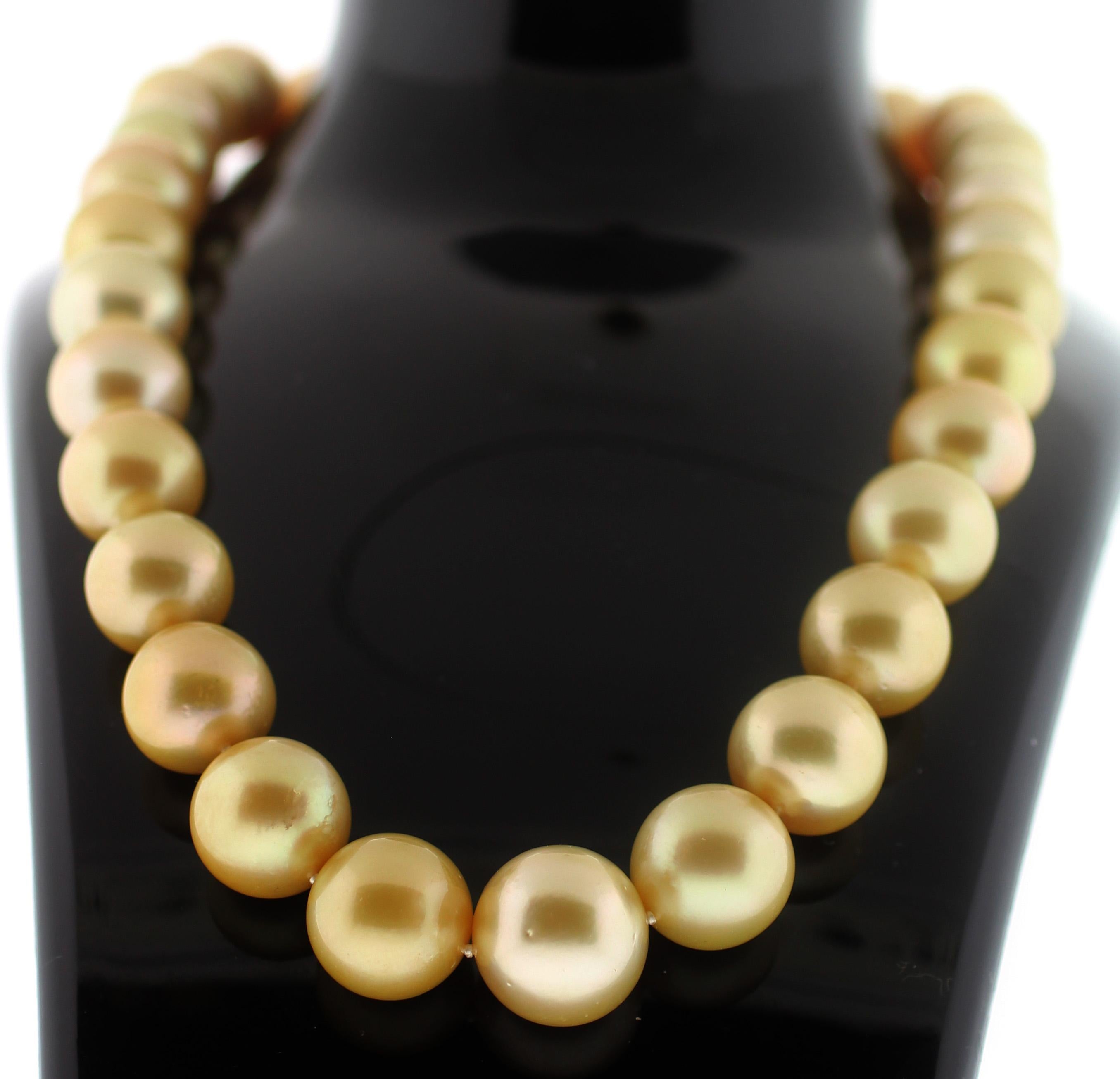 Hakimoto - Fermoir boule en perles naturelles dorées des mers du Sud et diamants 18 carats, 16x13 mm