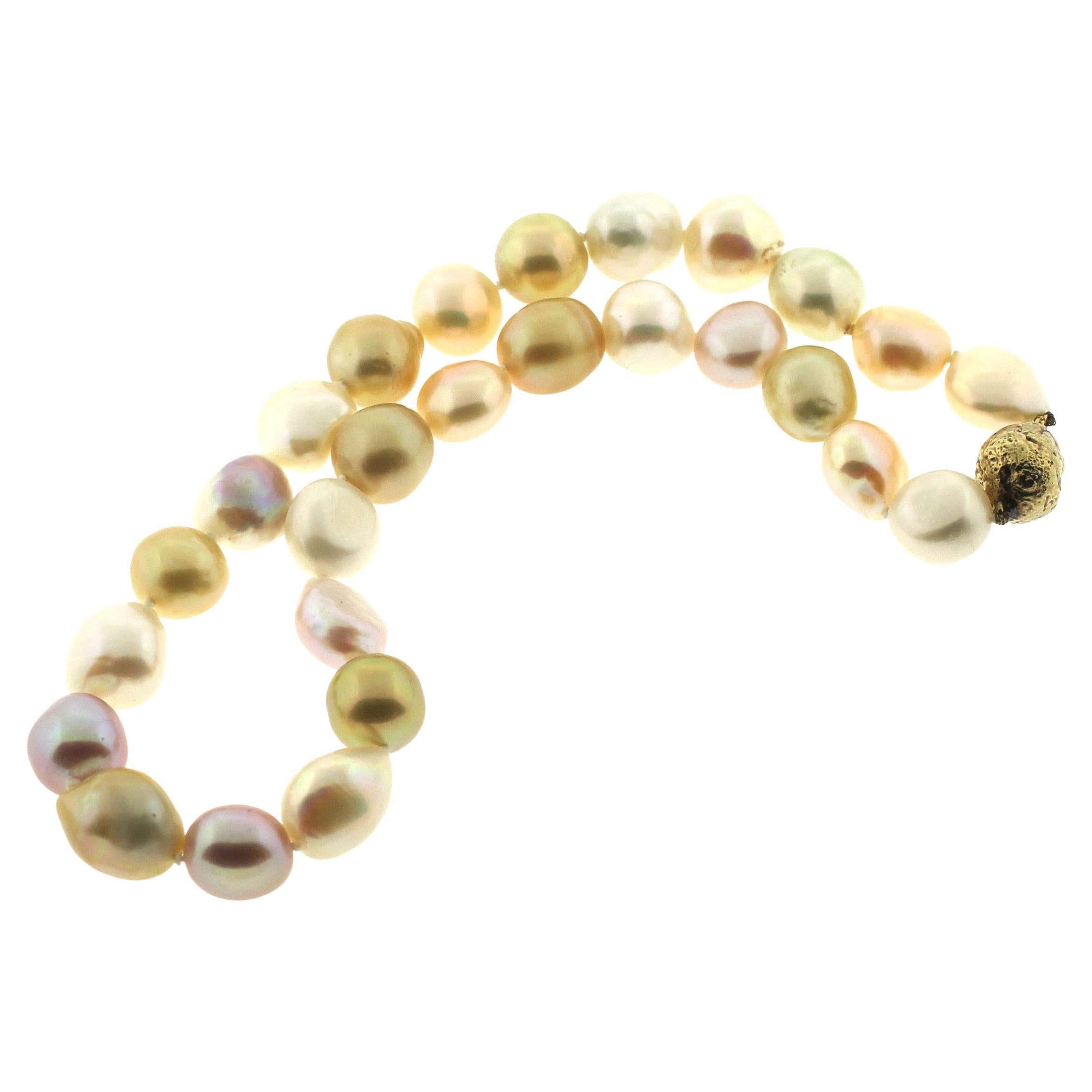 Hakimoto 15x13 mm Natürliche mehrfarbige Barockperlenkette mit 18 Karat Goldschließe im Zustand „Neu“ im Angebot in Hicksville, NY