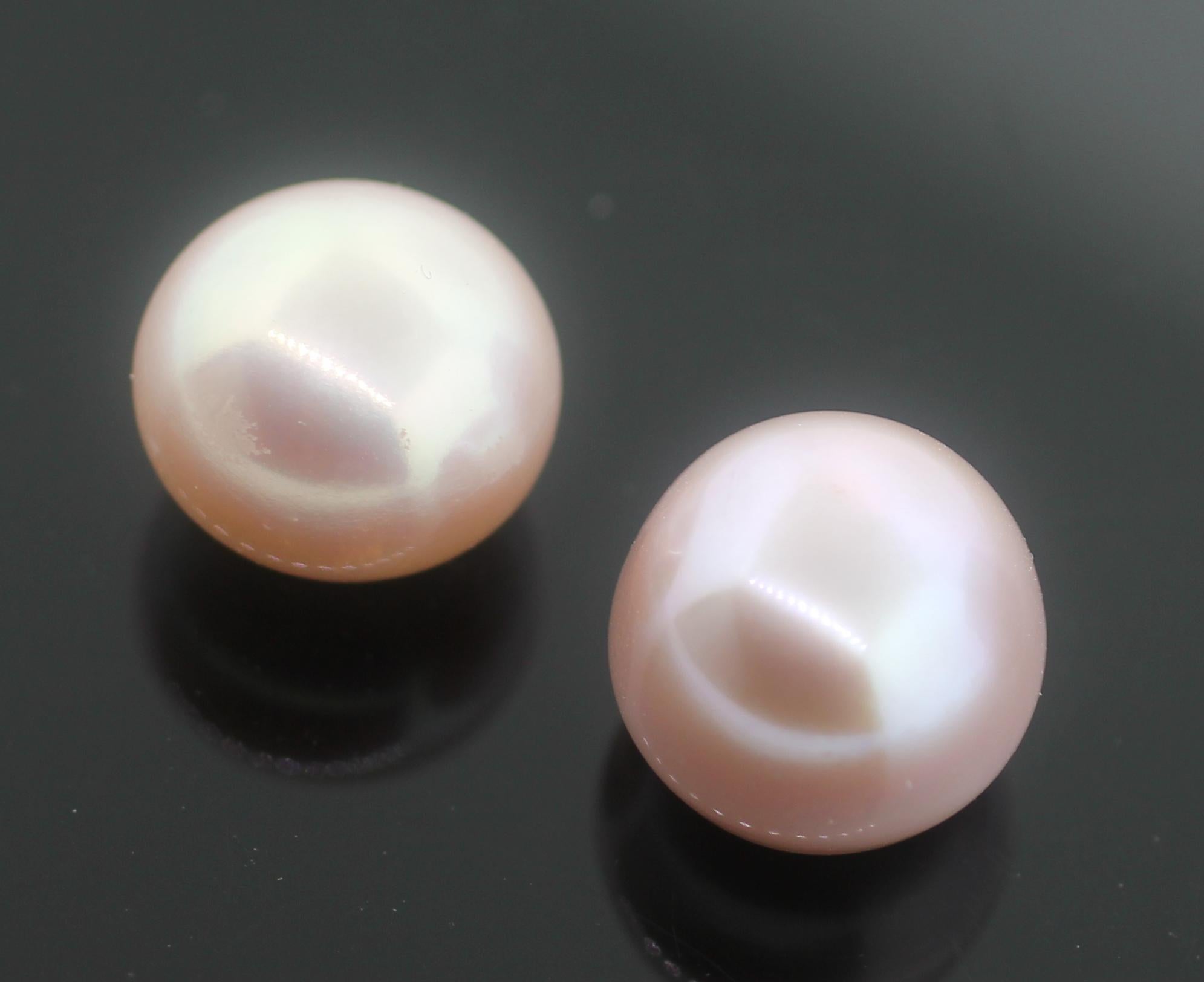 Hakimoto Pair of 14 mm Pink Botton Shape Cultured Pearls In New Condition For Sale In New York, NY