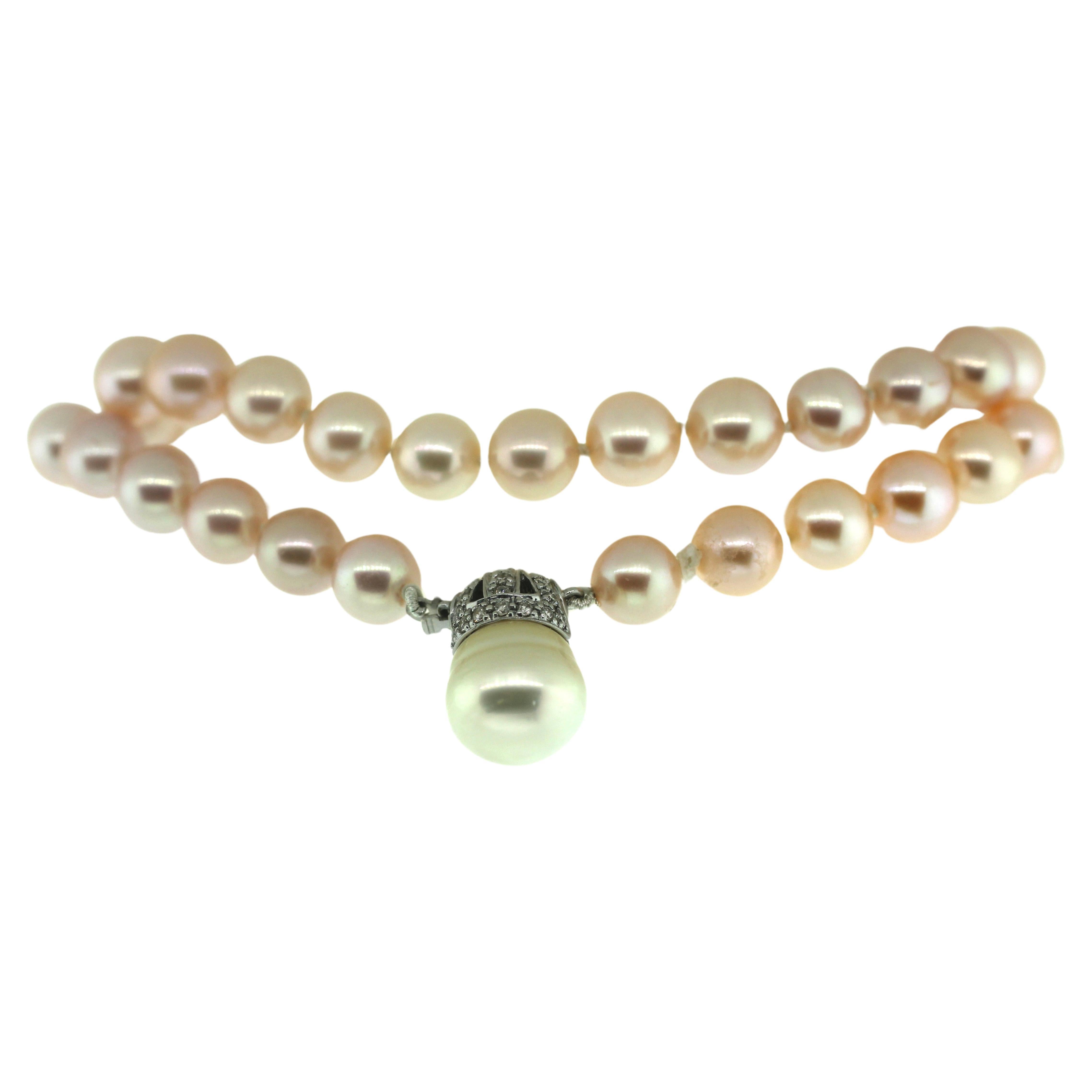 Hakimoto Pink Cultured Pearl 18K Diamonds Necklace In New Condition For Sale In New York, NY