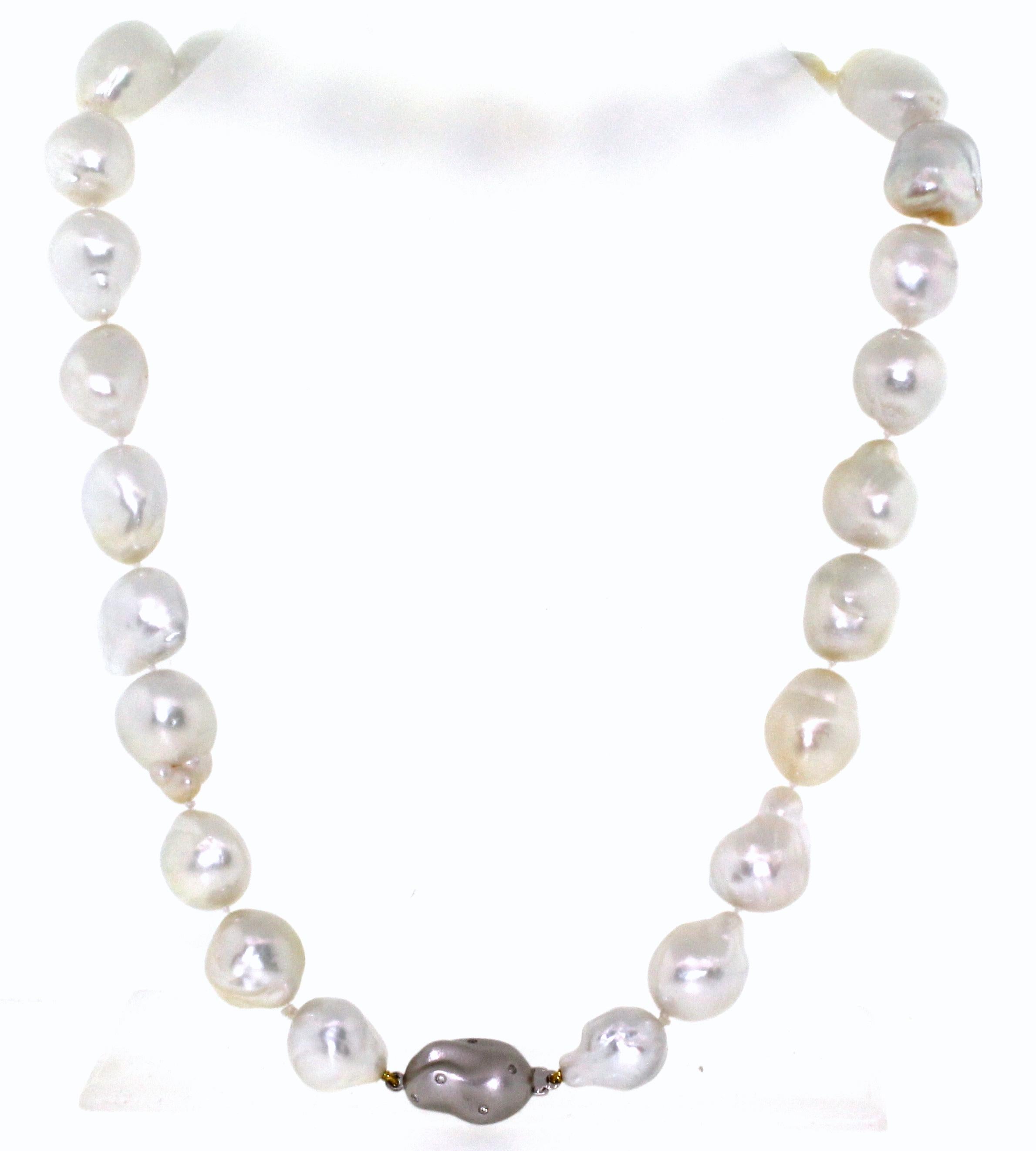 Hakimoto Rare fermoir à diamants 18 carats et perle blanche baroque des mers du Sud de 17 x 14 mm 5