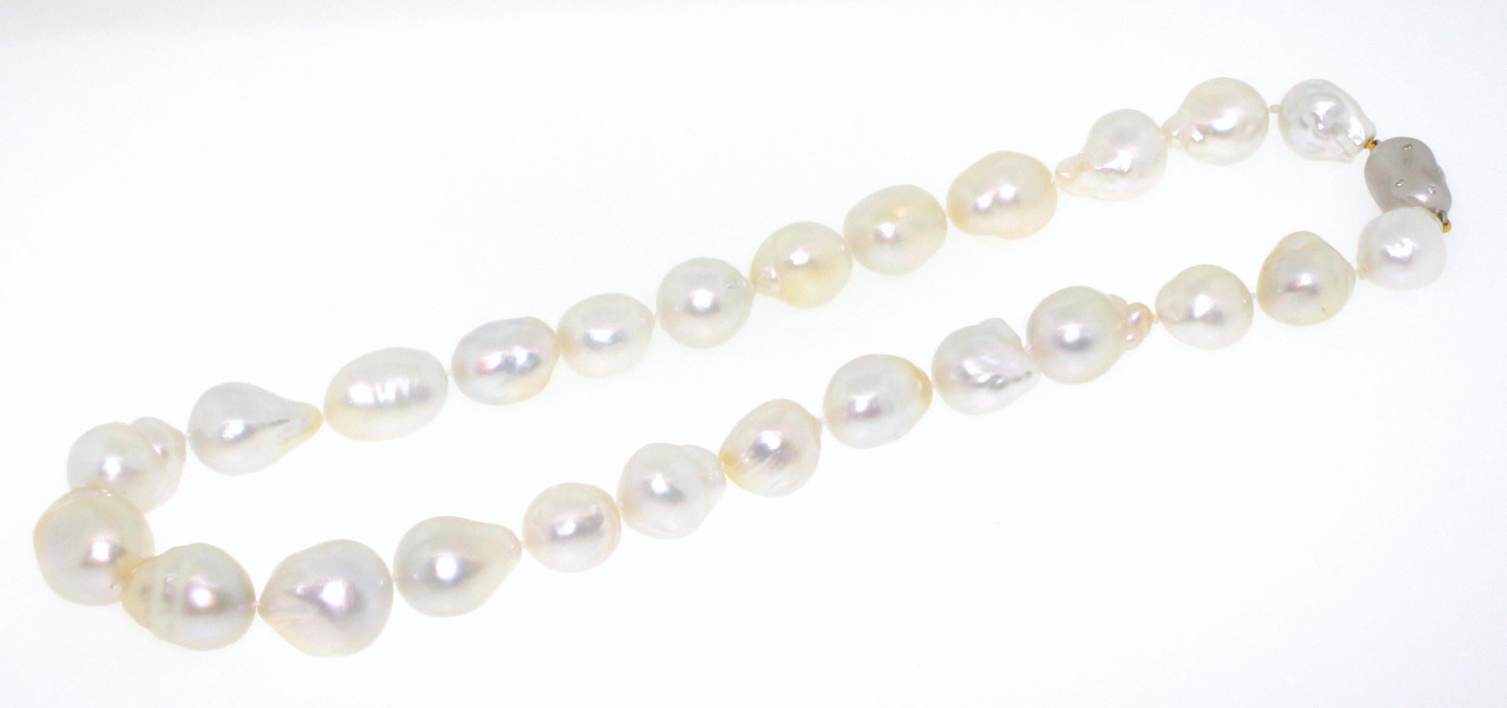 Hakimoto Rare fermoir à diamants 18 carats et perle blanche baroque des mers du Sud de 17 x 14 mm 6