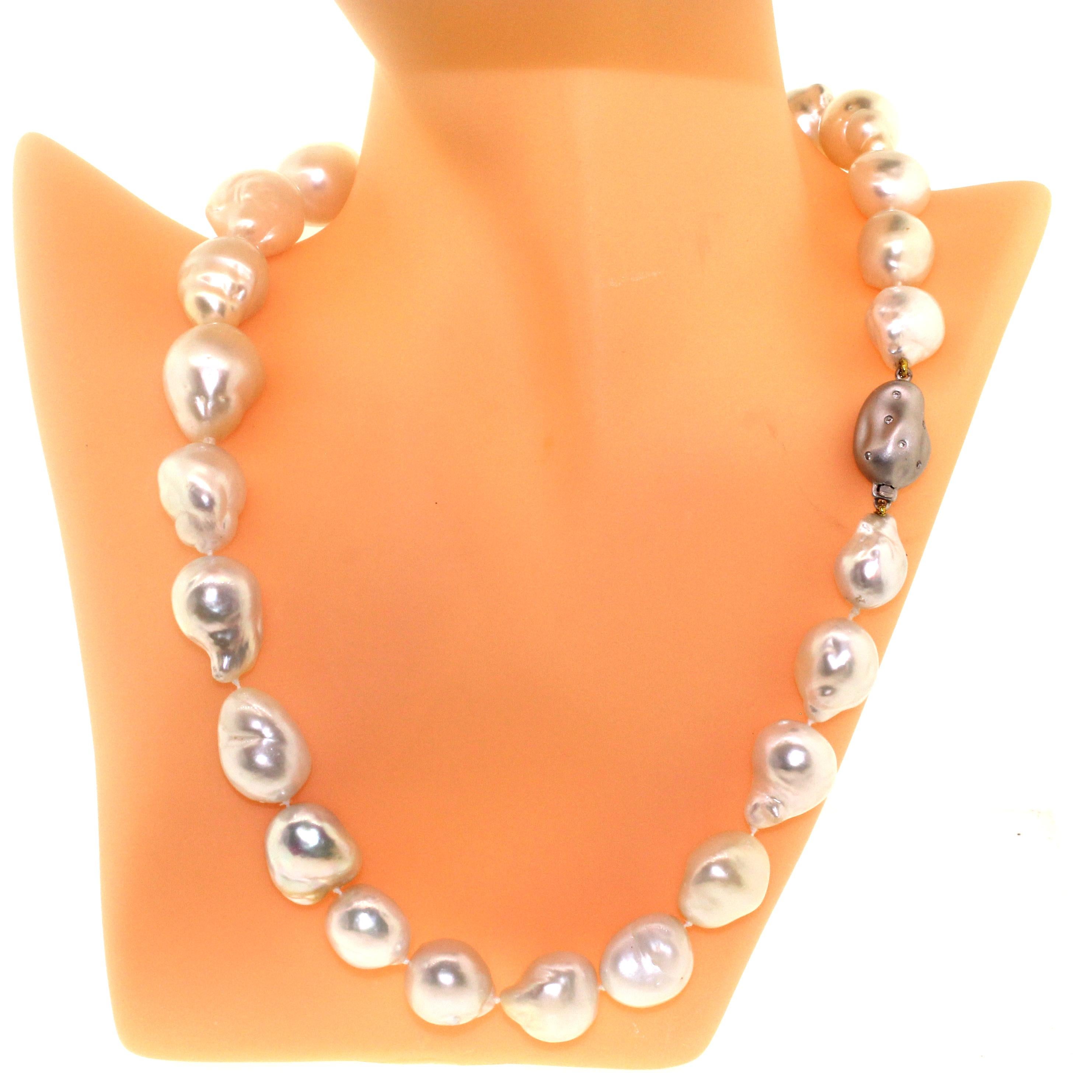 Hakimoto Rare fermoir à diamants 18 carats et perle blanche baroque des mers du Sud de 17 x 14 mm 9