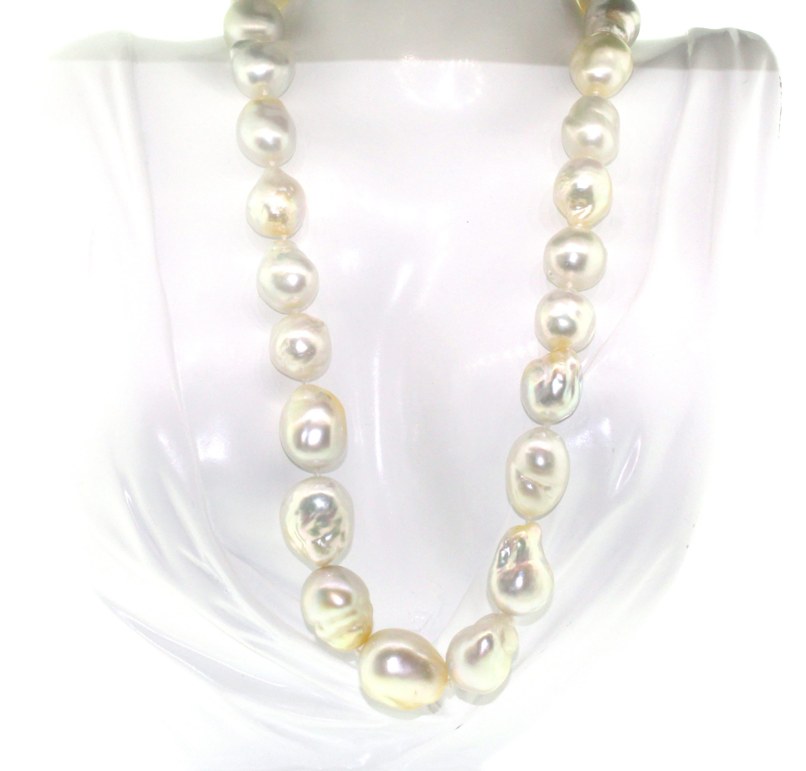 Hakimoto Rare fermoir à diamants 18 carats et perle blanche baroque des mers du Sud de 17 x 14 mm 11
