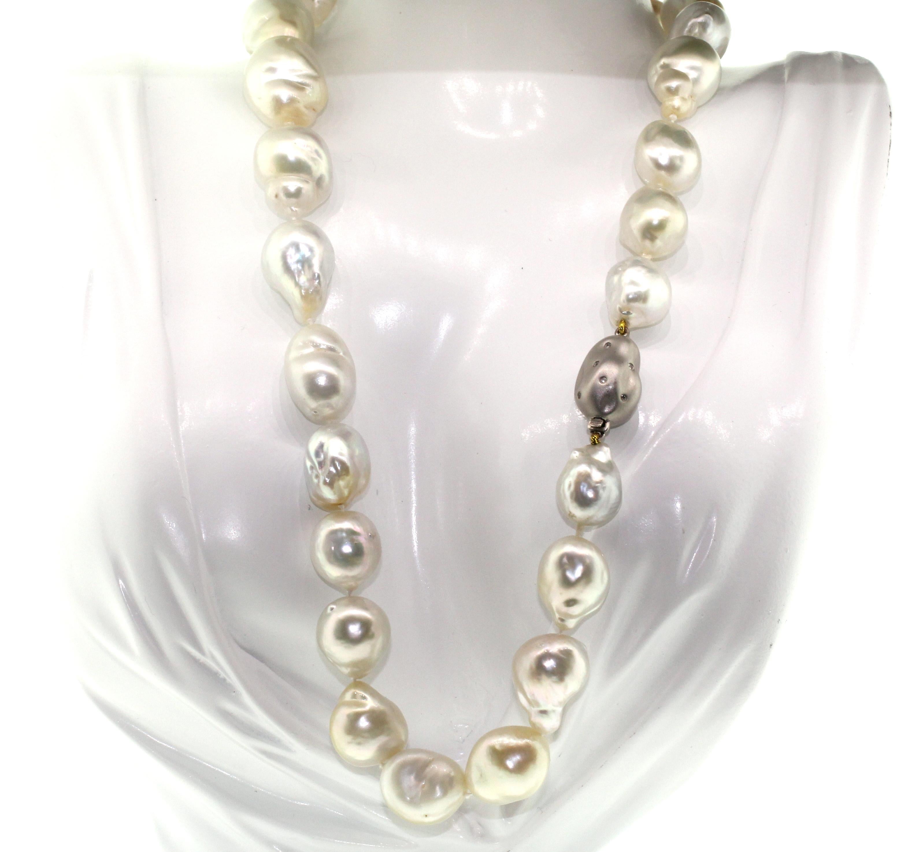 Hakimoto Rare fermoir à diamants 18 carats et perle blanche baroque des mers du Sud de 17 x 14 mm 12