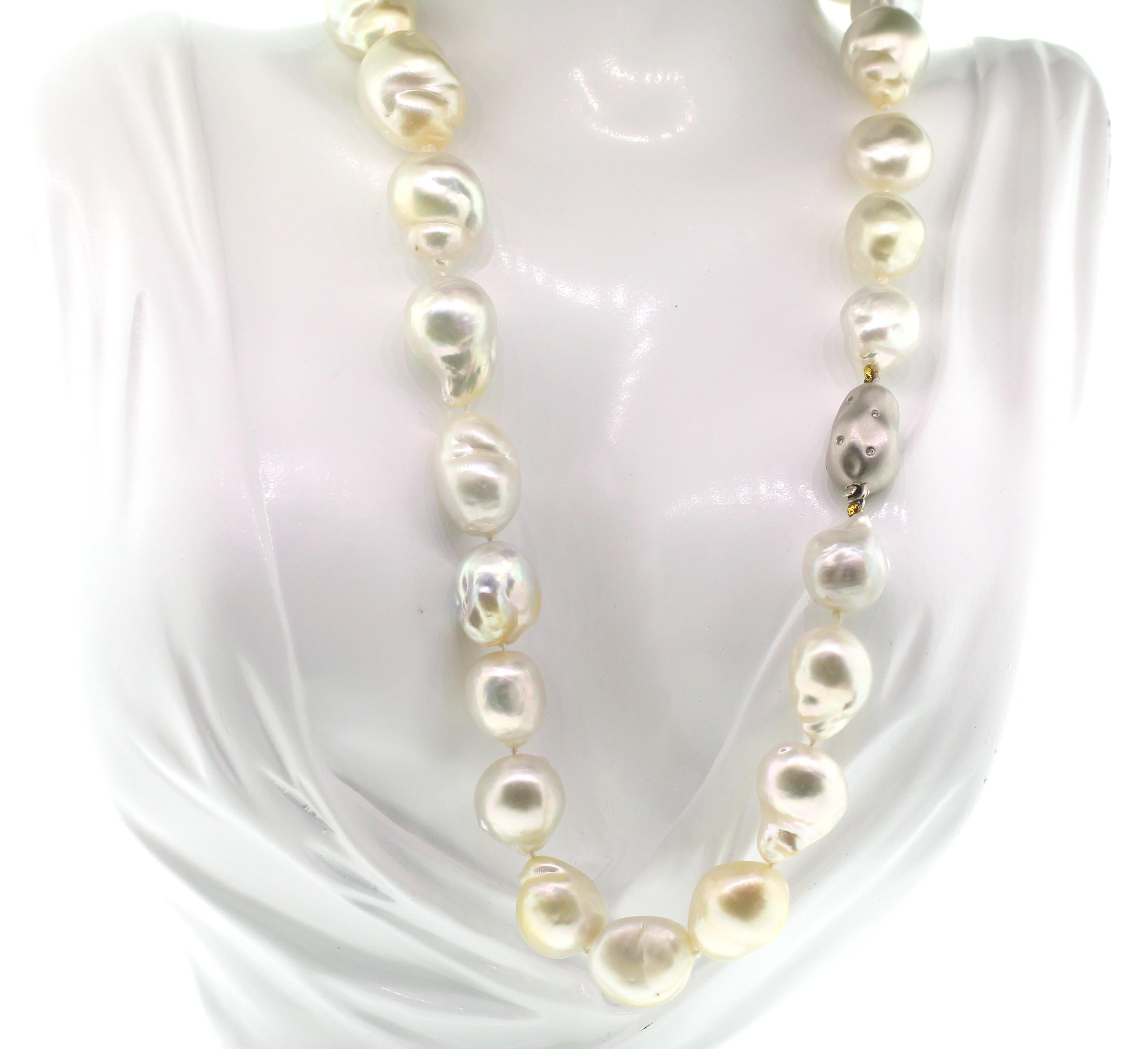 Hakimoto Rare fermoir à diamants 18 carats et perle blanche baroque des mers du Sud de 17 x 14 mm 13