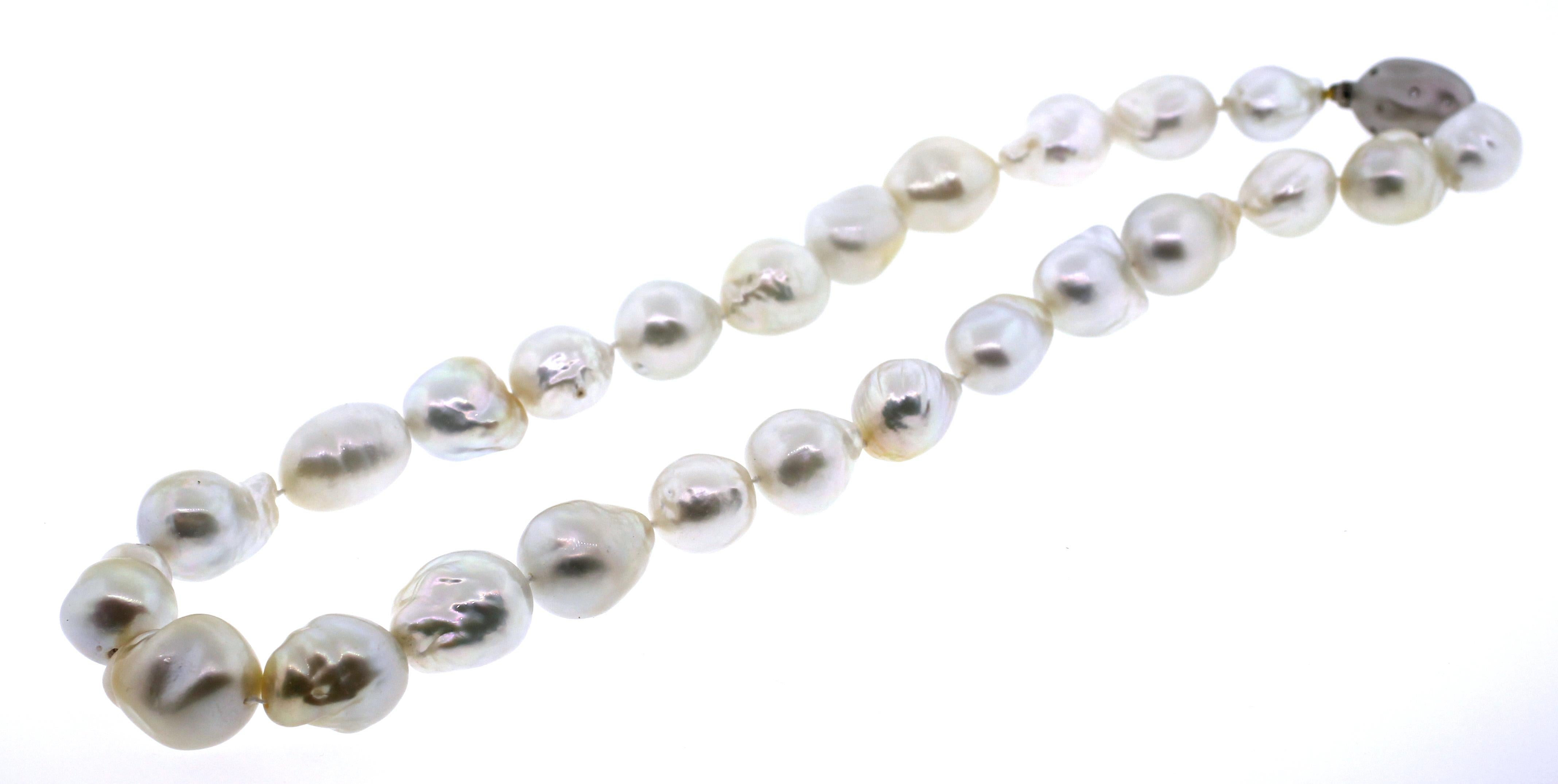 Perle Hakimoto Rare fermoir à diamants 18 carats et perle blanche baroque des mers du Sud de 17 x 14 mm