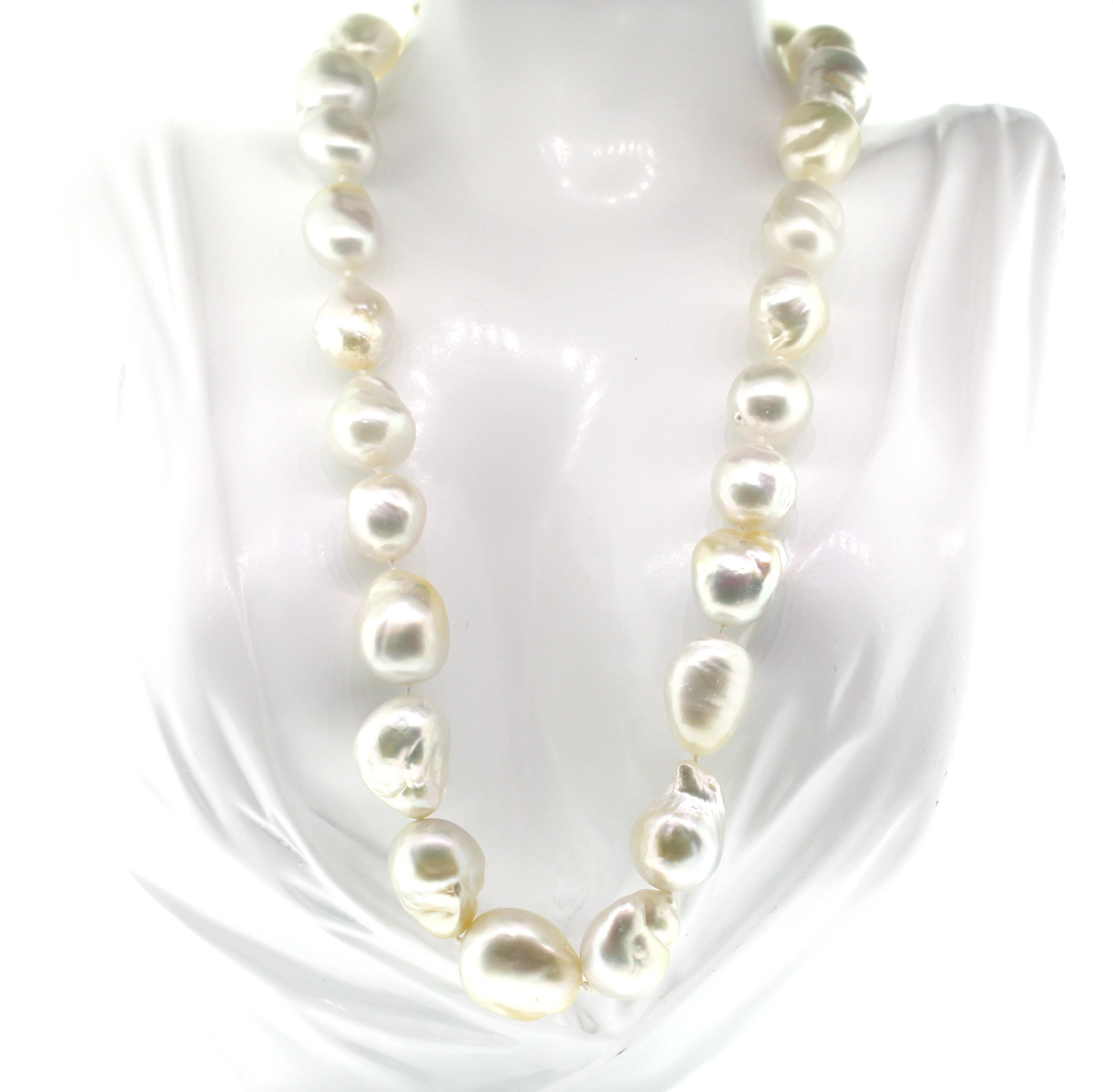 Hakimoto Rare fermoir à diamants 18 carats et perle blanche baroque des mers du Sud de 17 x 14 mm 14