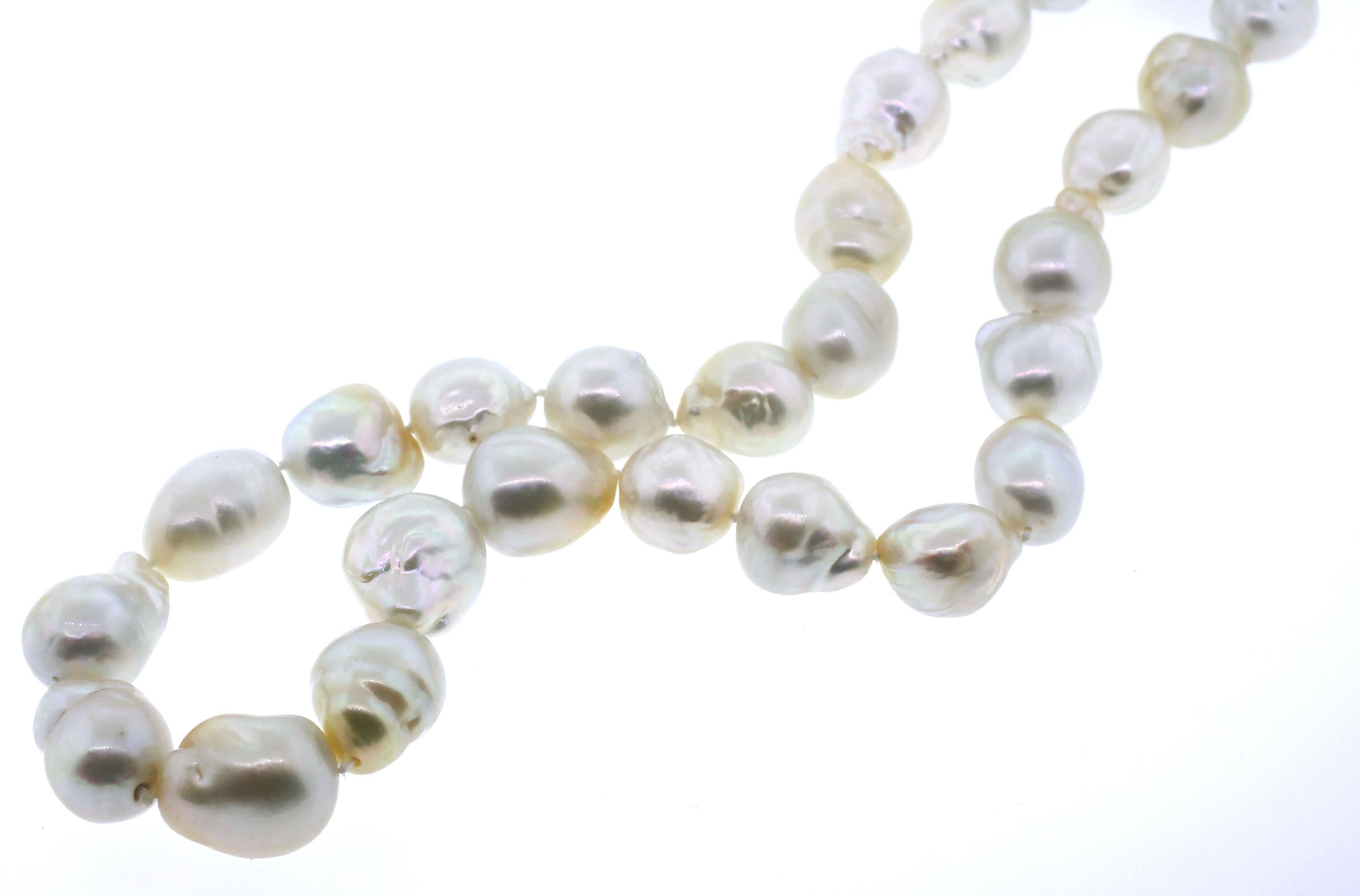 Hakimoto Rare fermoir à diamants 18 carats et perle blanche baroque des mers du Sud de 17 x 14 mm Neuf à New York, NY