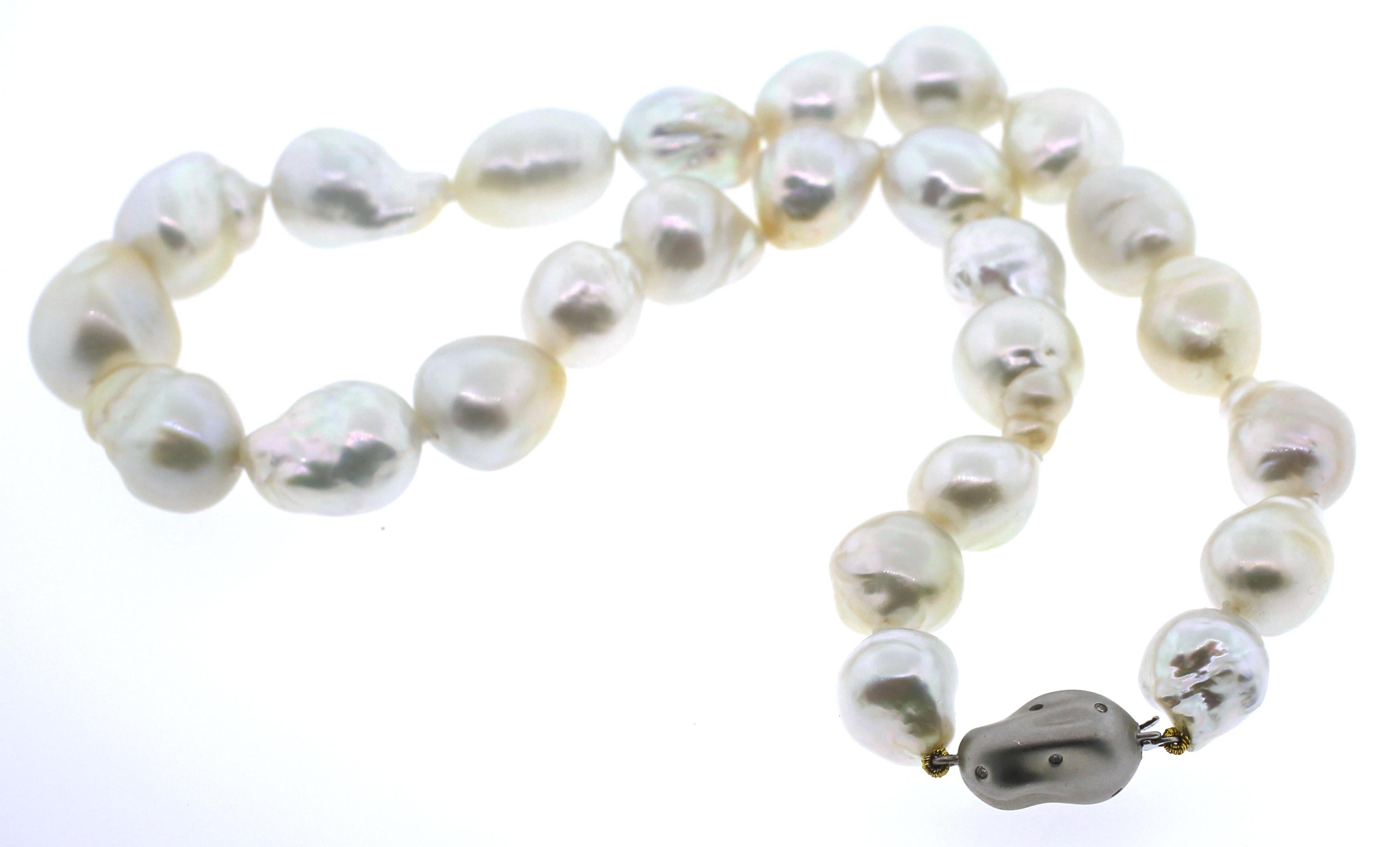  Hakimoto Rare fermoir à diamants 18 carats et perle blanche baroque des mers du Sud de 17 x 14 mm Unisexe 