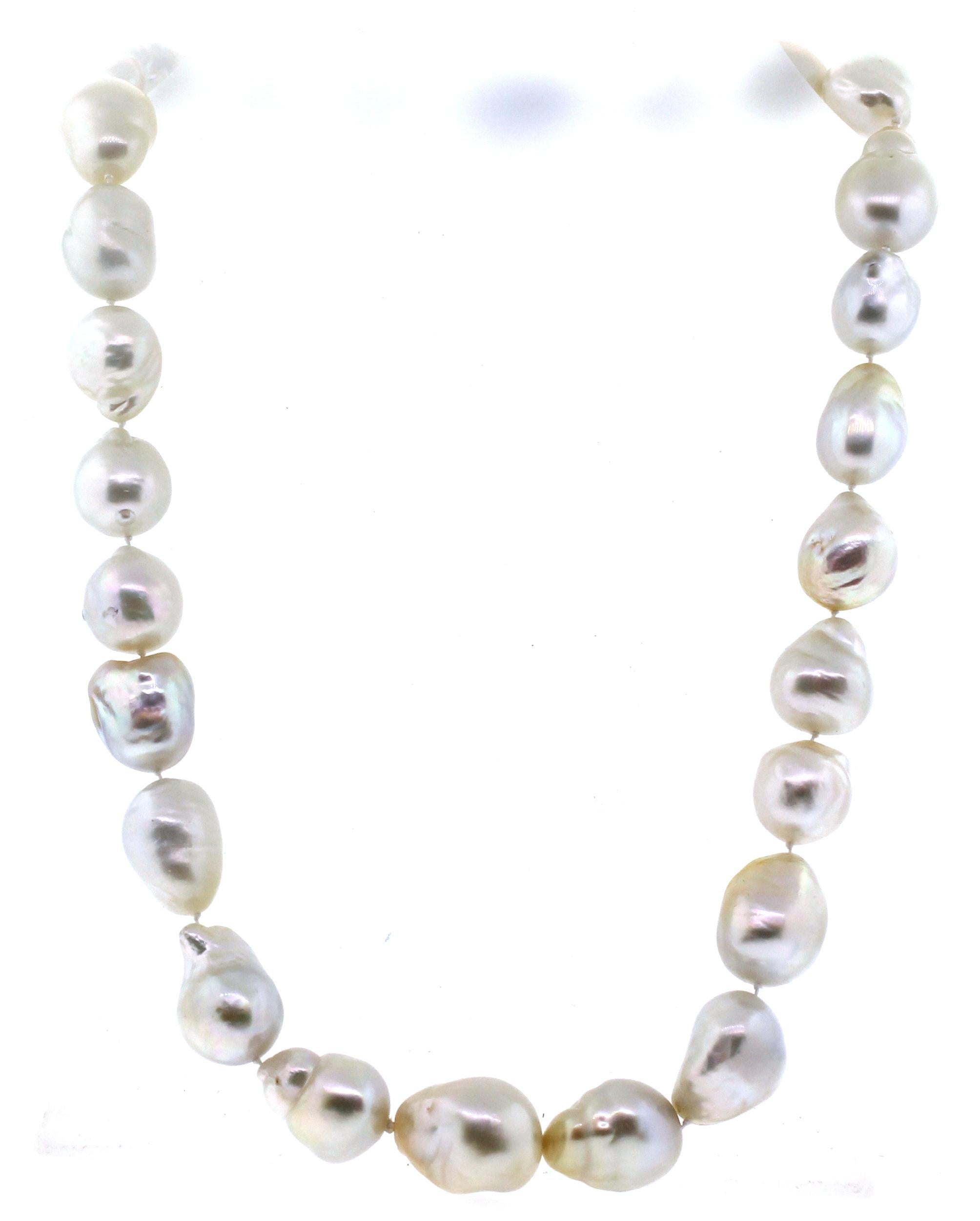 Hakimoto Rare fermoir à diamants 18 carats et perle blanche baroque des mers du Sud de 17 x 14 mm 2