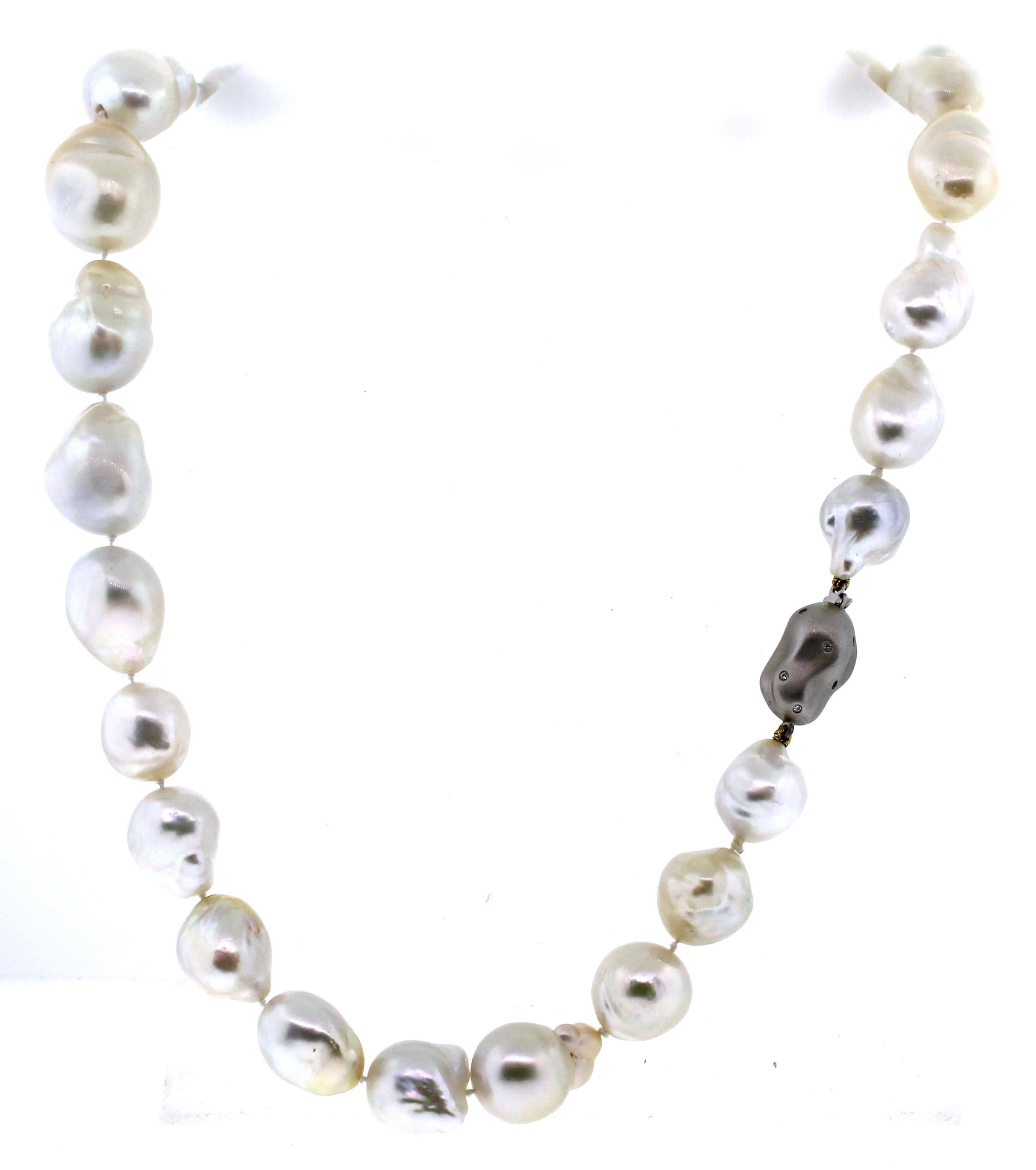 Hakimoto Rare fermoir à diamants 18 carats et perle blanche baroque des mers du Sud de 17 x 14 mm 3