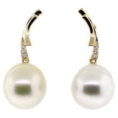 Hakimoto Boucles d'oreilles pendantes en or jaune 18 carats avec perles des mers du Sud et diamants