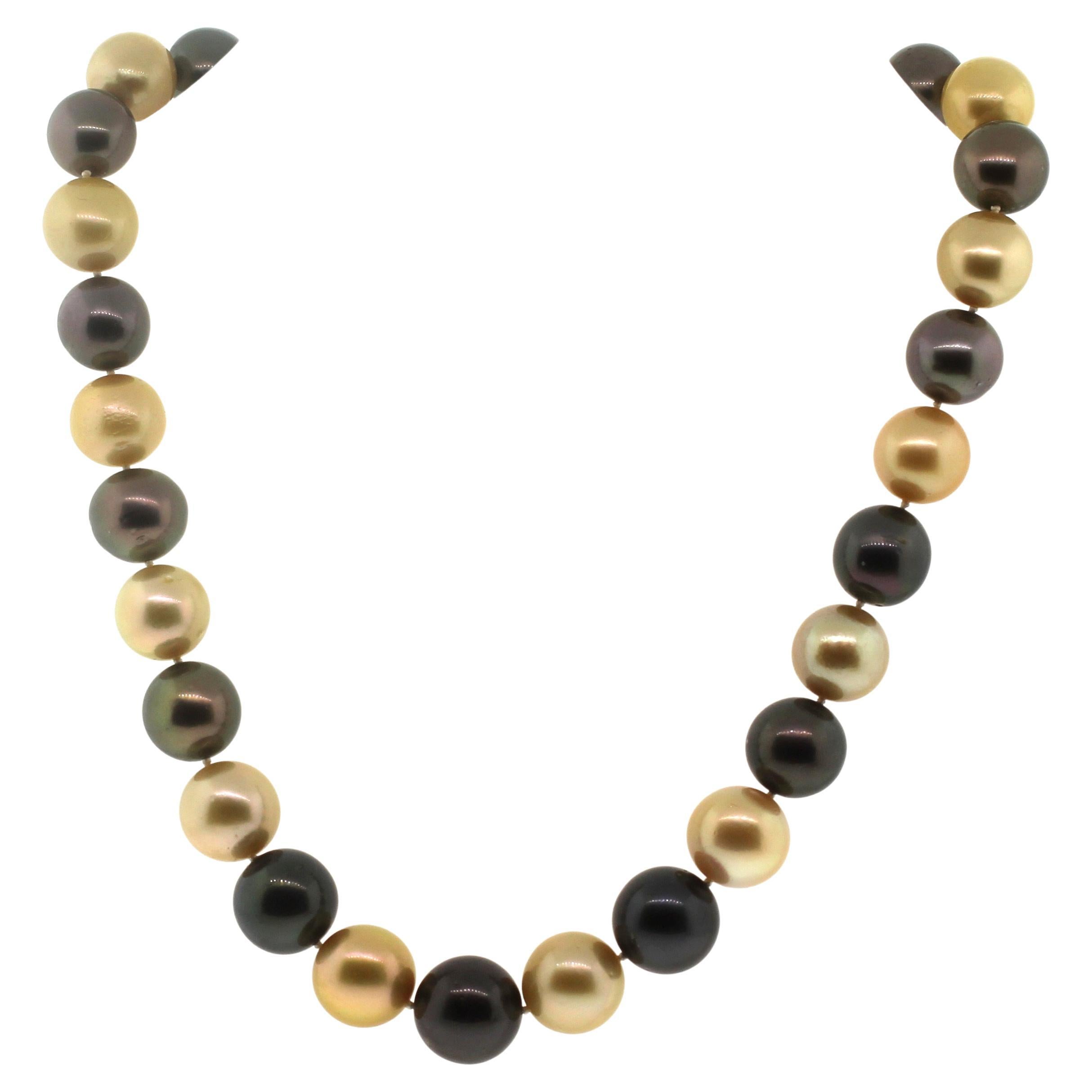 Hakimoto By Jewel Of Ocean
Manufacture Suggested Retail Price $36,000
31 Black Tahitian and Golden South Sea 12x14.5mm Pearl 18K Diamond Clasp Necklace
17.5