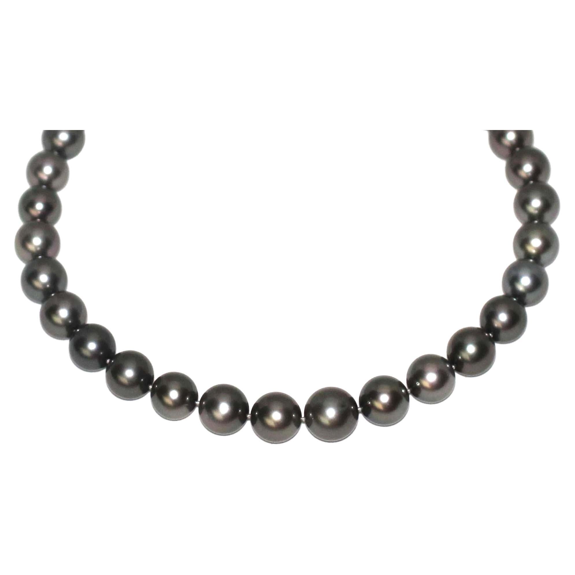Hakimoto By Jewel Of Ocean Tahitian Necklace.
31 Black Pearl 12x14.4mm Tahitian South Sea Pearl
Manufactures List Price $48,000
18K Diamond White Gold Clasp