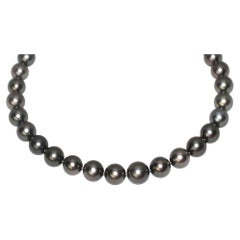 Collana di perle di Tahiti dei mari del sud Hakimoto 14,4x12 mm con chiusura in diamanti 18 carati