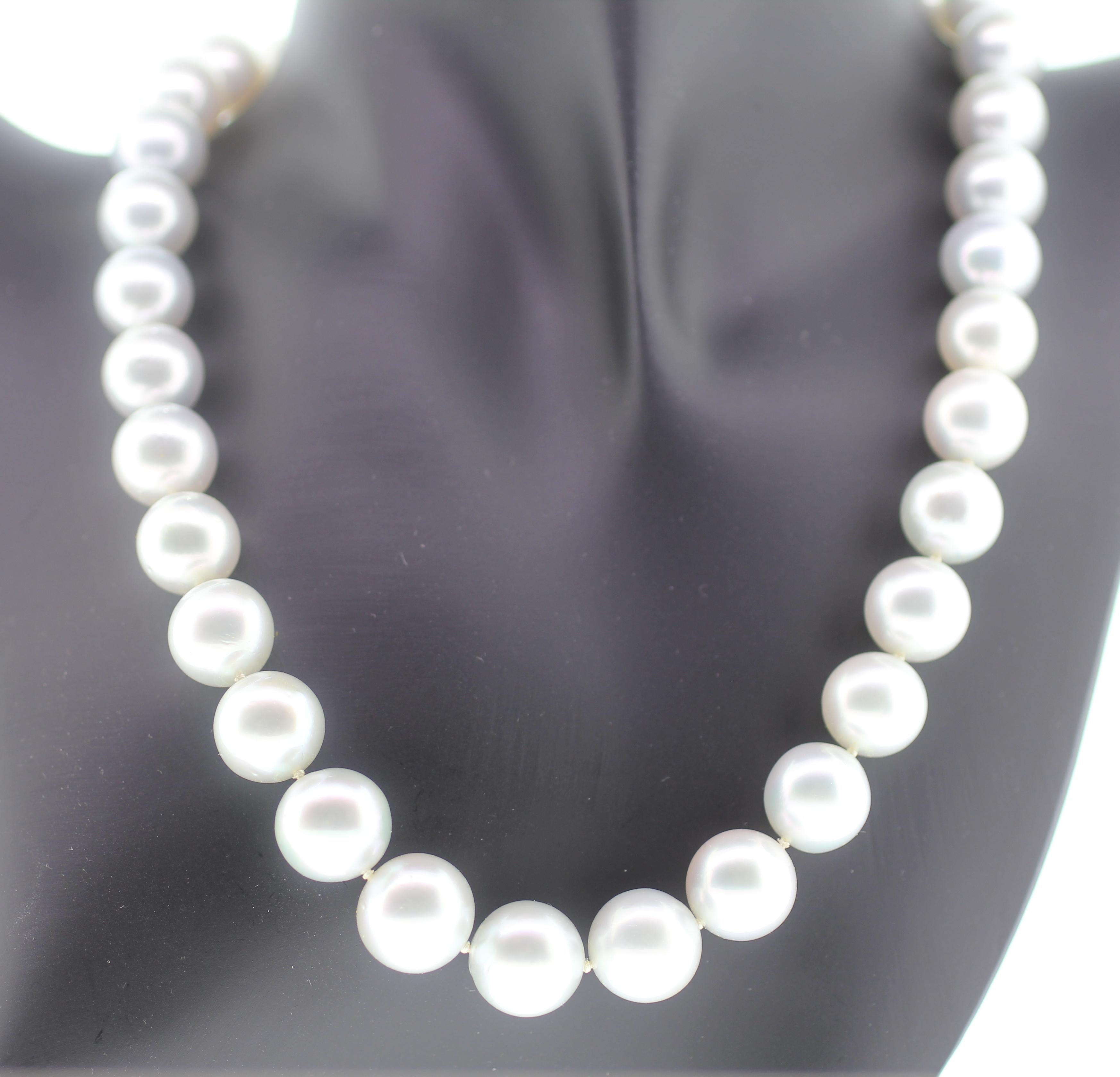 Hakimoto 13x11 mm White South Sea Pearl Necklace 18K Diamond White Gold Clasp In New Condition In New York, NY