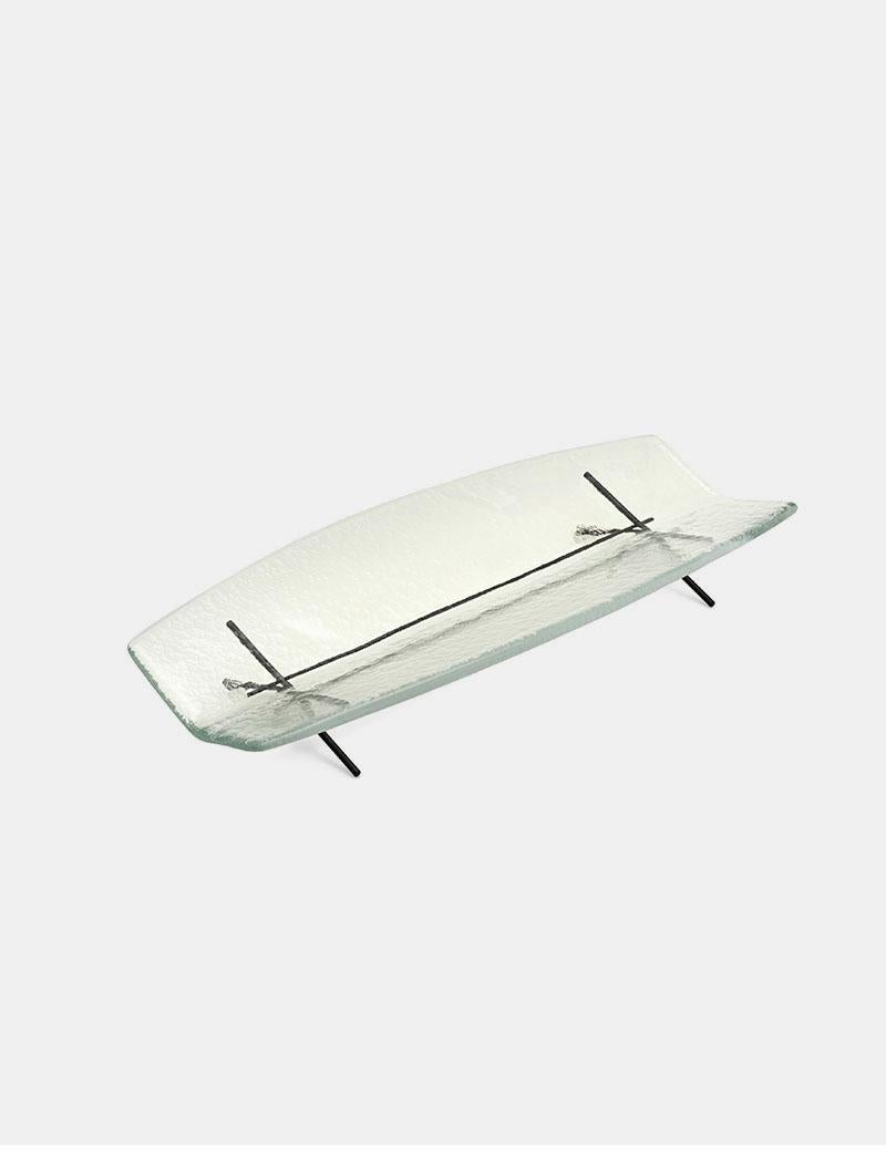 Hakou D plateau par Mason Edition
Dimensions : 60 × 26 × 9 cm
MATERIAL : verre et fer
Couleurs : verre transparent, fumée ou rose pâle + base en métal noir

Toute la poésie, la délicatesse et le charme de la culture japonaise se retrouvent dans