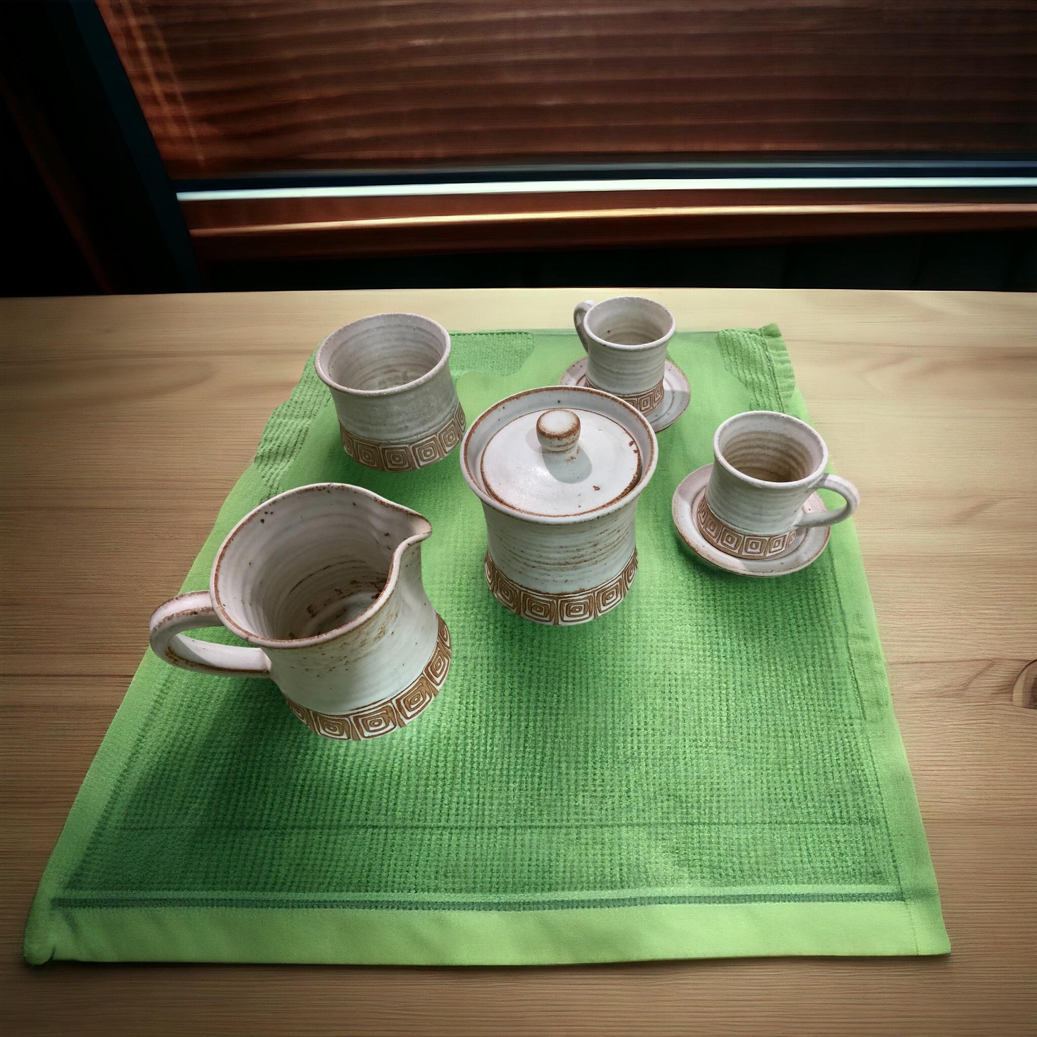 Este es un juego de café/té de gres de terracota hecho a mano en Puerto Rico. Consta de dos tazas (2