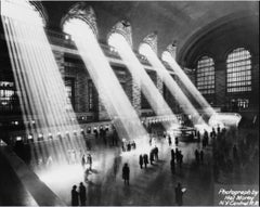 Sun Beams Into Grand Central Station (1930) - Silbergelatinefaser-Druck