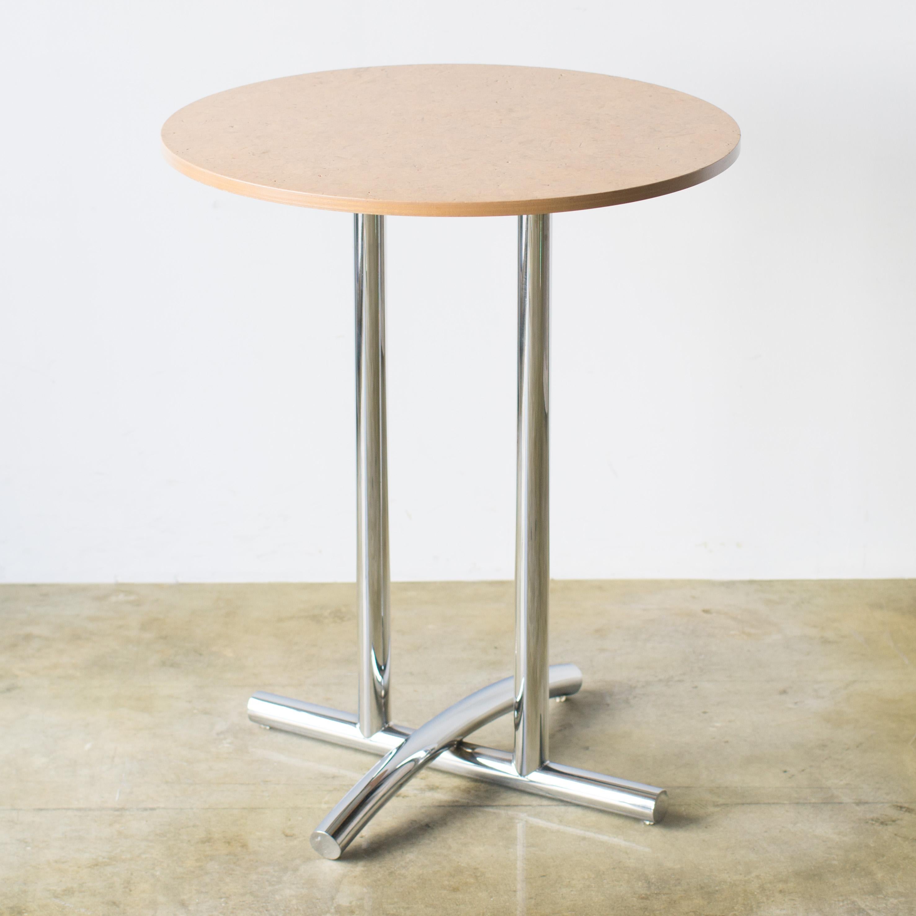 Tavolo HAL2 progettato da Shiro Kuramata per Cassina Interdecor nel 1988. Gambe in acciaio e pannelli a trefoli orientati.