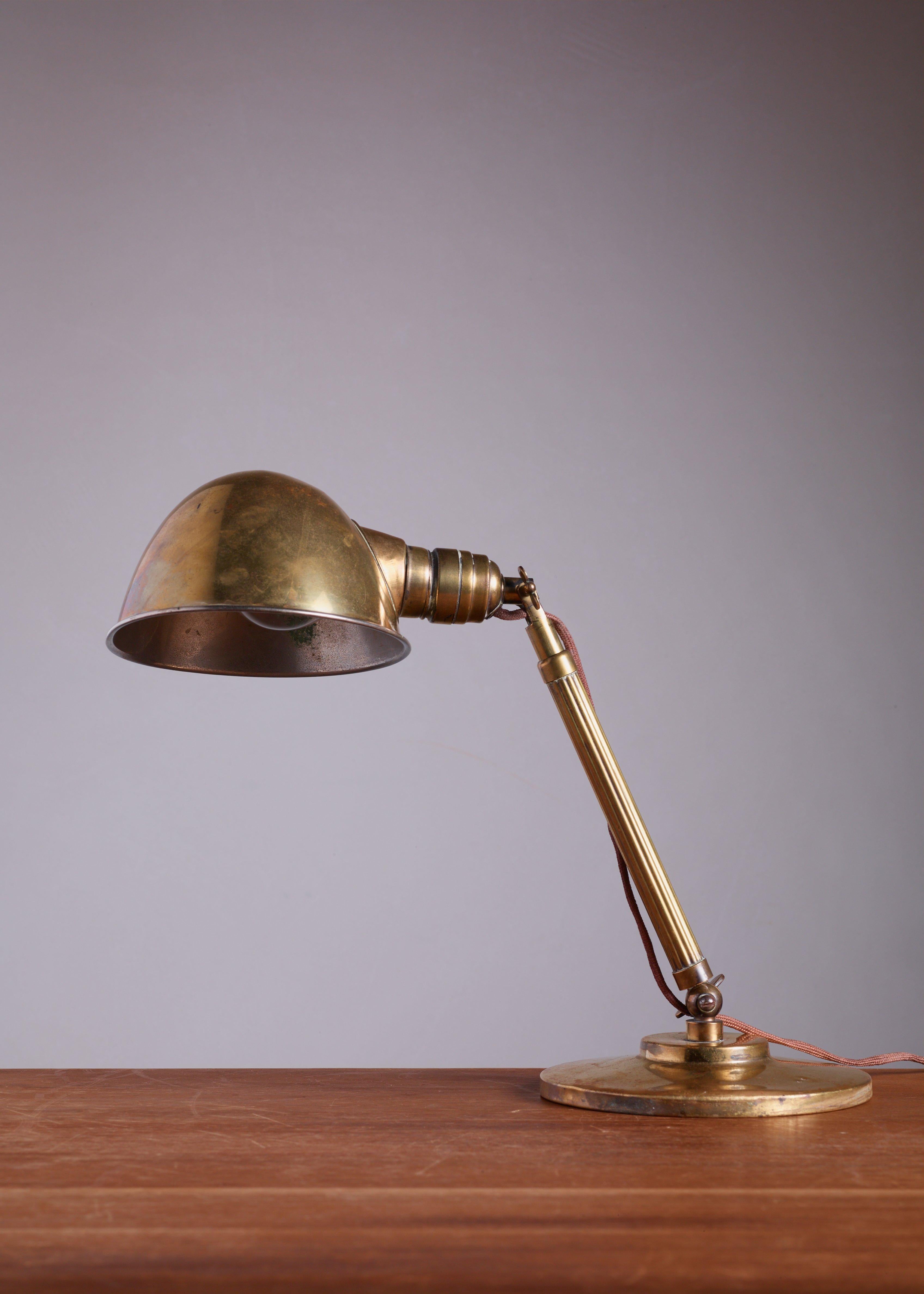A brass work or desk lamp with a telescope arm, designed in the early 1930s by H.Th.J.A. Busquet for Hala. With the opening in the bottom of the foot, the lamp can also be attached to the wall.
The height can vary between 30 and 45 cm. Stamped by