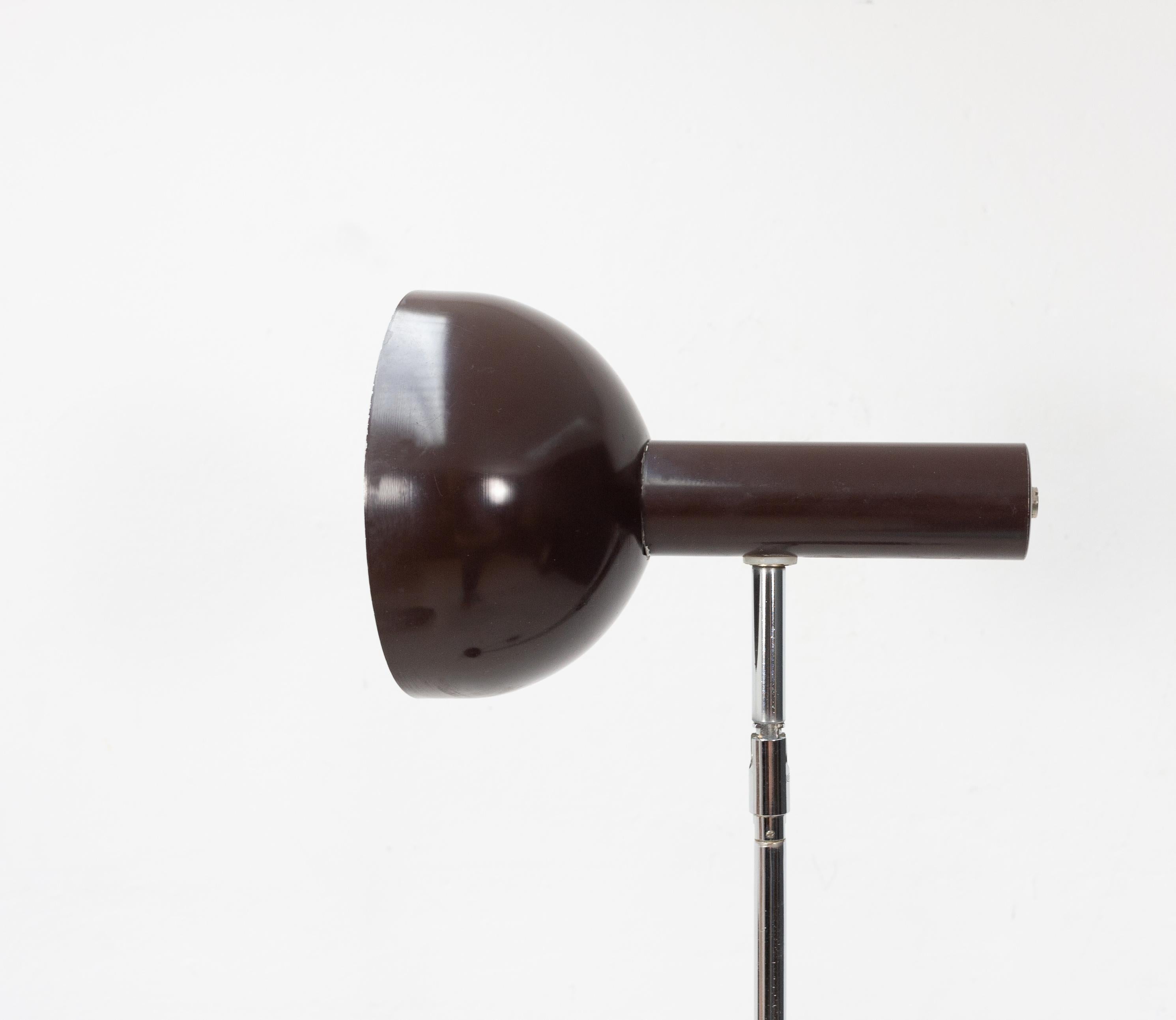 I love this floor lamp. Design by H. Busquet for Hala Zeist 1960s, Holland. Dark brown color.
Because his heavy feet with a bal-joint, adjustable in any direction, and stay there. Great design. Good condition. some paint loss on the shade. Signed