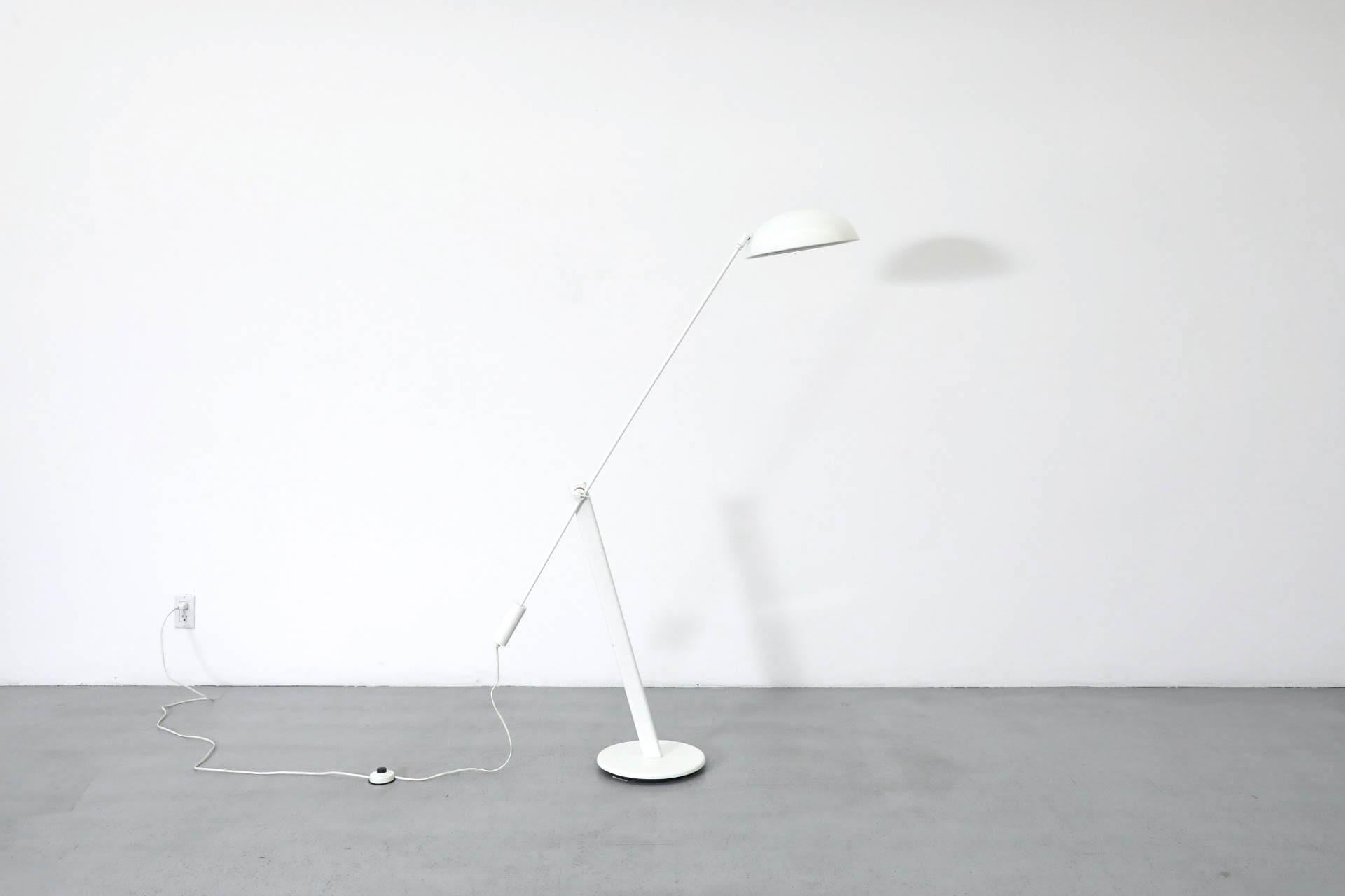 Lampada da terra a sbalzo Hala in metallo smaltato bianco postmoderno con paralume a mezza luna. Posizionamento regolabile del paralume su uno stelo delicato con una pesante maniglia a cilindro. In condizioni originali, con un'usura dovuta all'età e