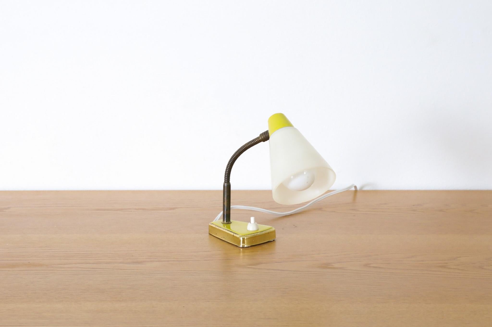 Petite lampe de table ou applique murale de style Hala à col de cygne en métal émaillé jaune en vente 2