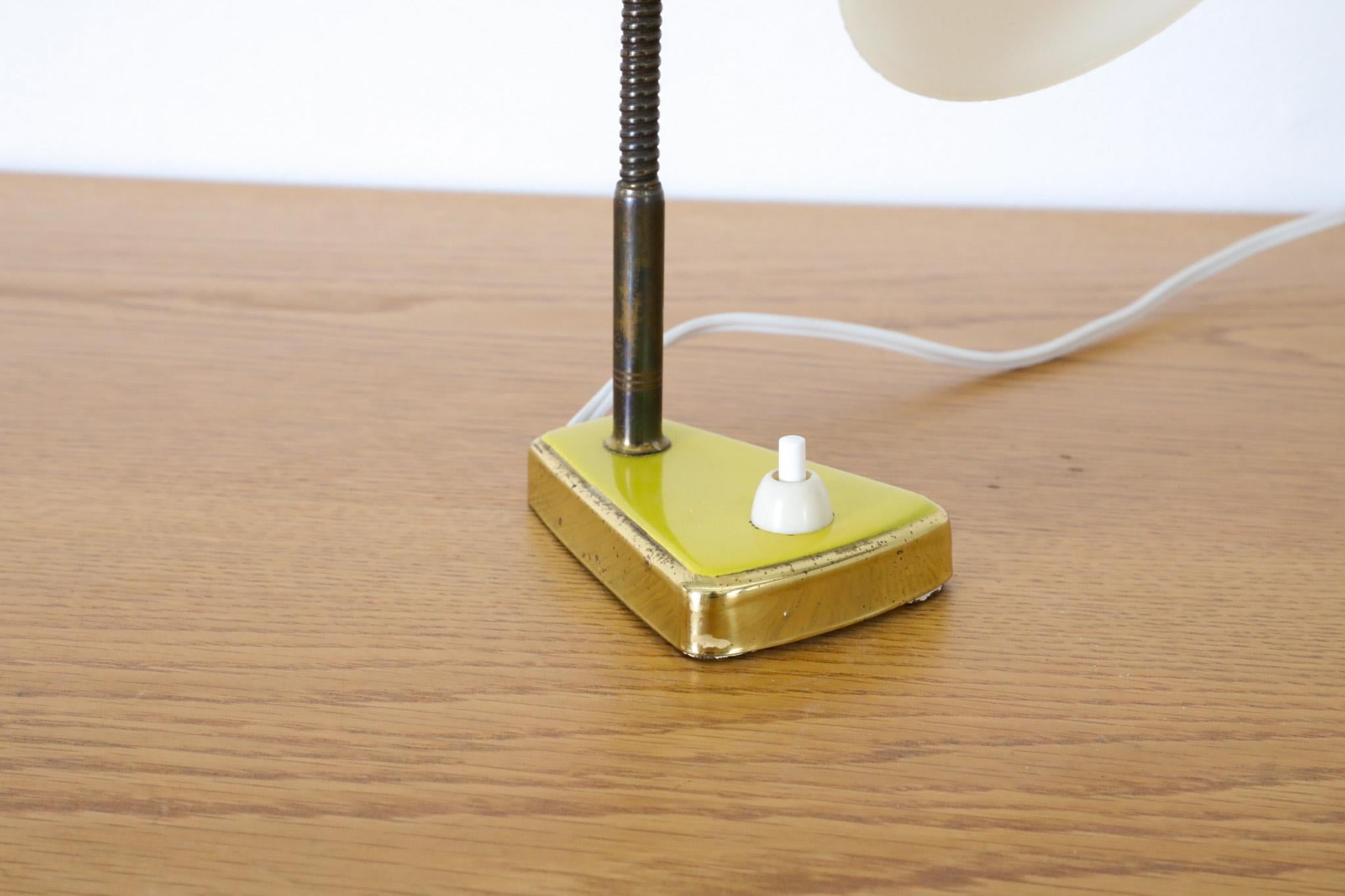 Petite lampe de table ou applique murale de style Hala à col de cygne en métal émaillé jaune en vente 5