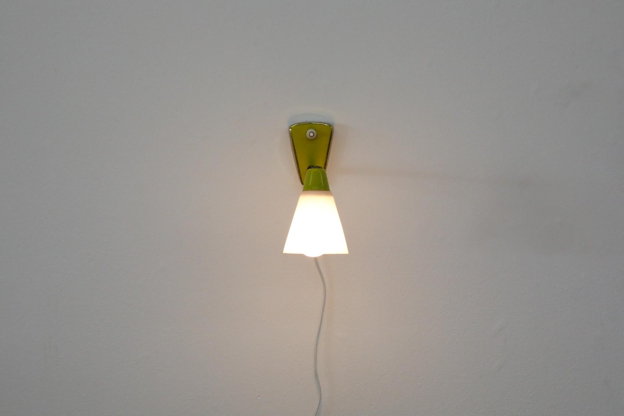 Petite lampe de table ou applique murale de style Hala à col de cygne en métal émaillé jaune en vente 7