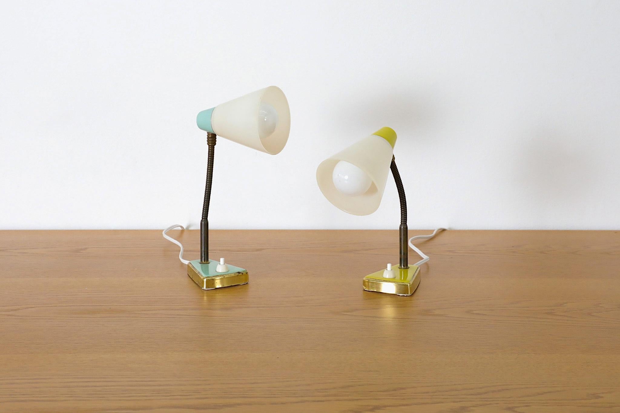 Lampe de table ou lampe murale de style Hala du milieu du siècle, en métal émaillé jaune et en laiton, avec un abat-jour conique en plastique. La base est équipée d'une fente de fixation pour le montage mural. En état d'origine, avec des rayures