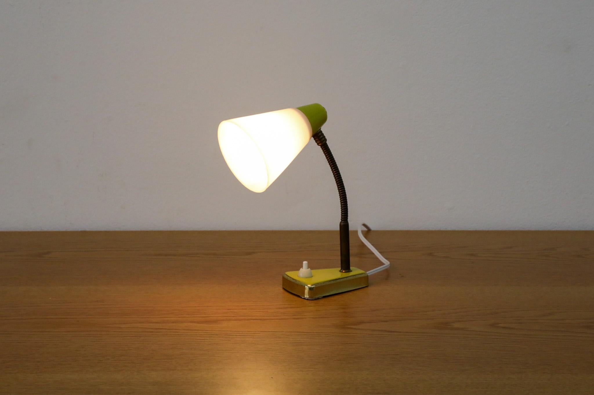 Mid-Century Modern Petite lampe de table ou applique murale de style Hala à col de cygne en métal émaillé jaune en vente