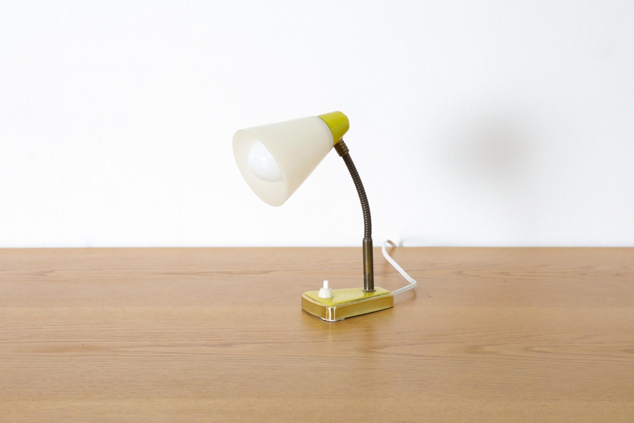 Néerlandais Petite lampe de table ou applique murale de style Hala à col de cygne en métal émaillé jaune en vente