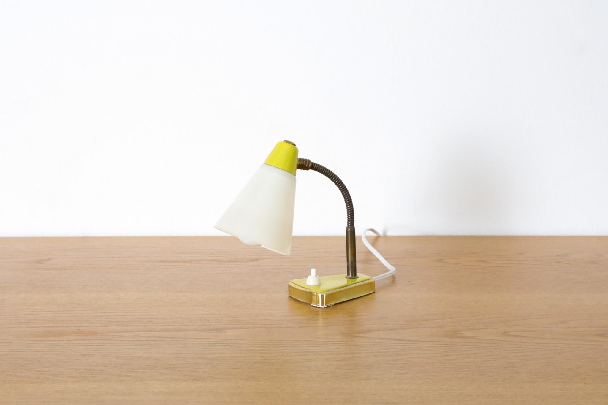 Émaillé Petite lampe de table ou applique murale de style Hala à col de cygne en métal émaillé jaune en vente