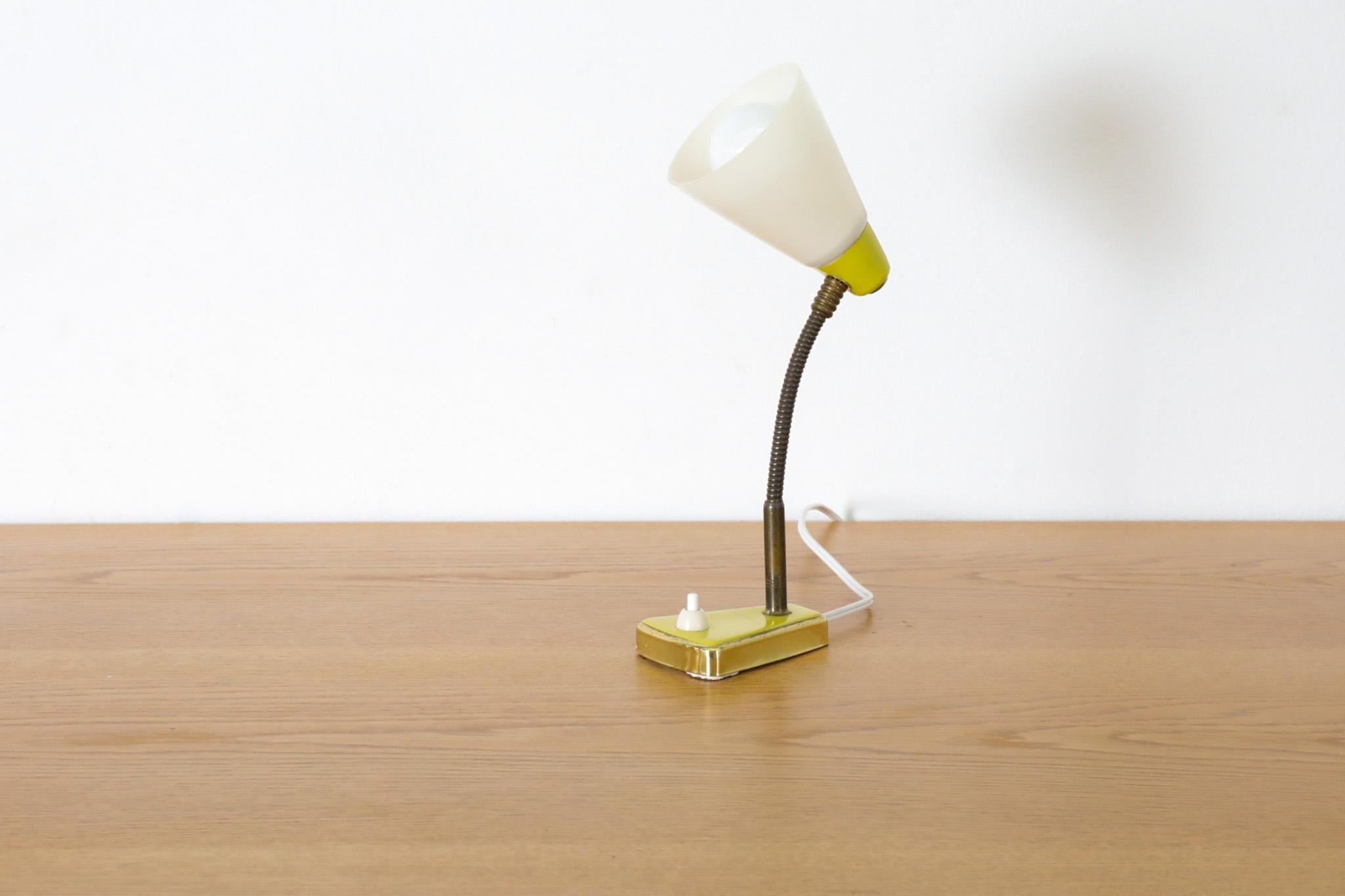 Petite lampe de table ou applique murale de style Hala à col de cygne en métal émaillé jaune Bon état - En vente à Los Angeles, CA
