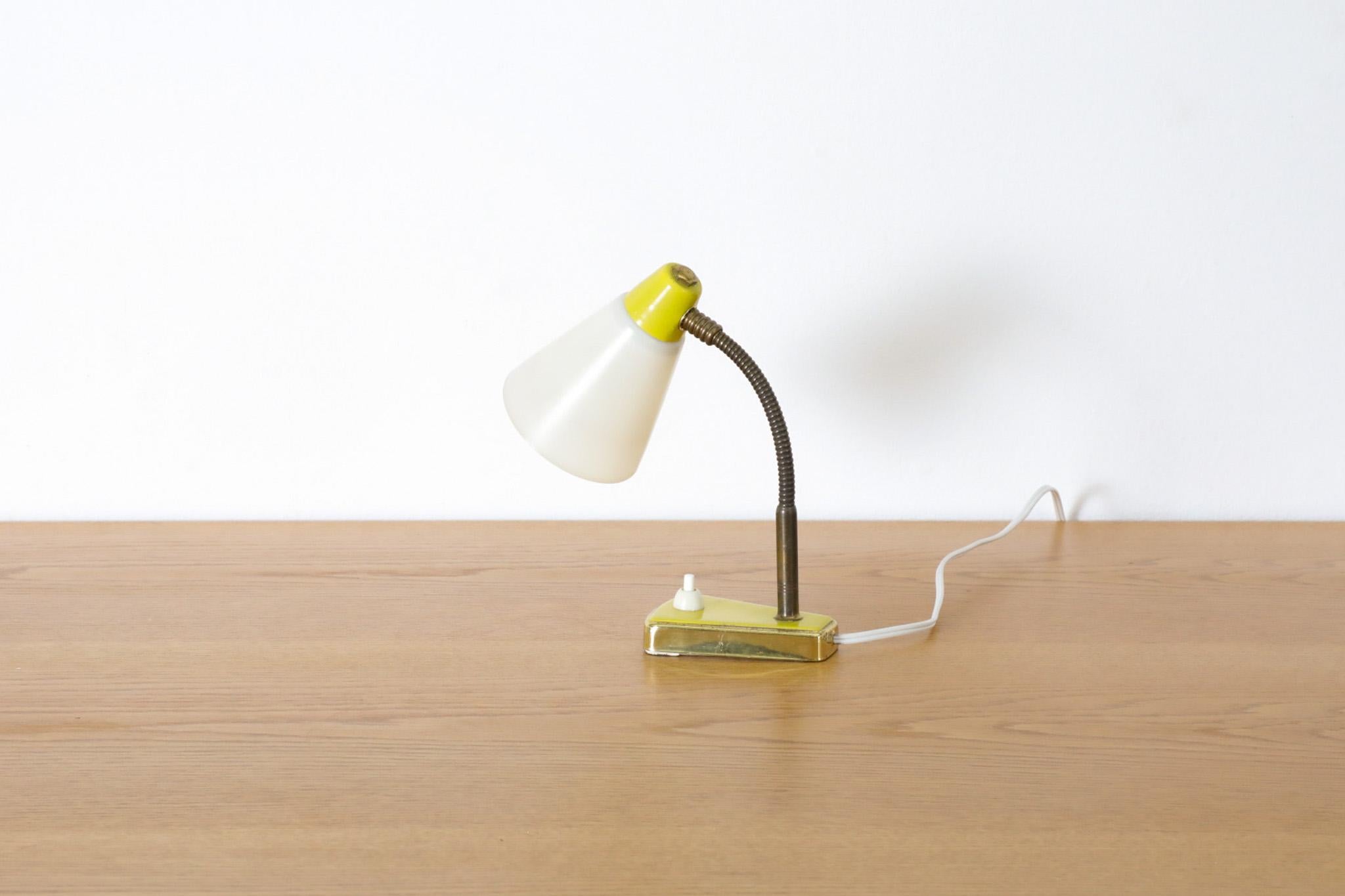 20ième siècle Petite lampe de table ou applique murale de style Hala à col de cygne en métal émaillé jaune en vente
